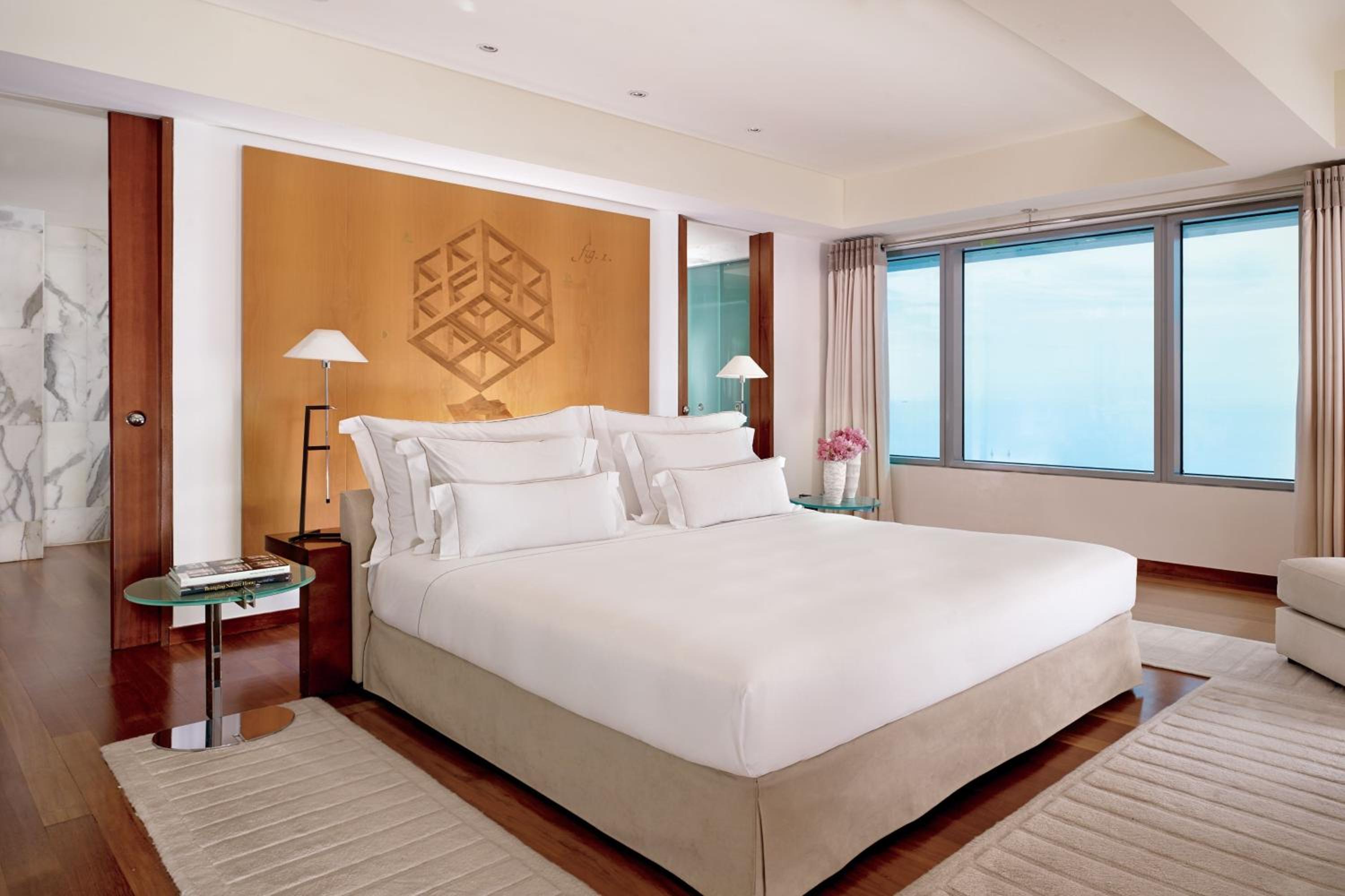 One-Bedroom Penthouse With Skyline View