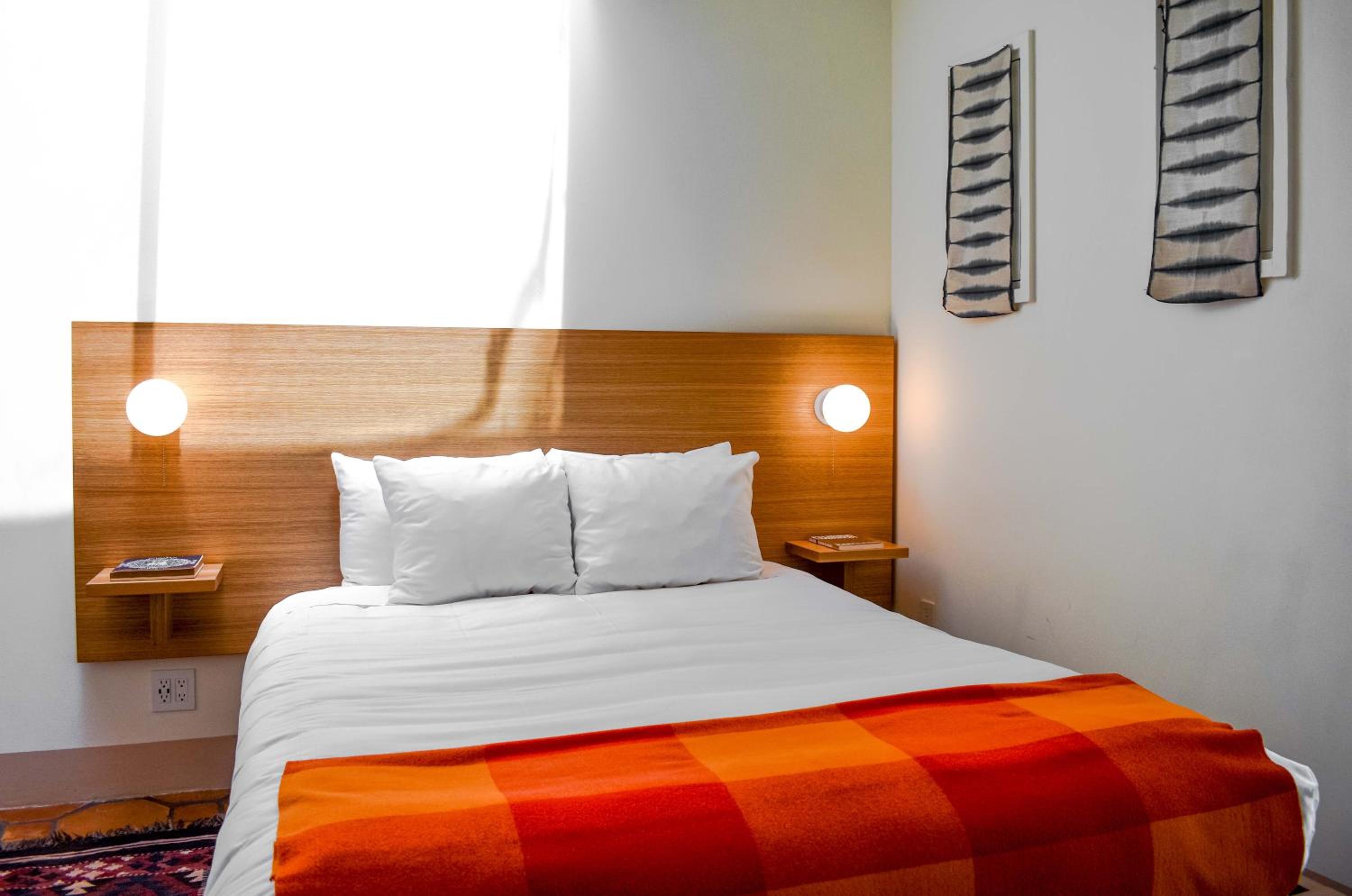 Standard Queen Room - Photo 6