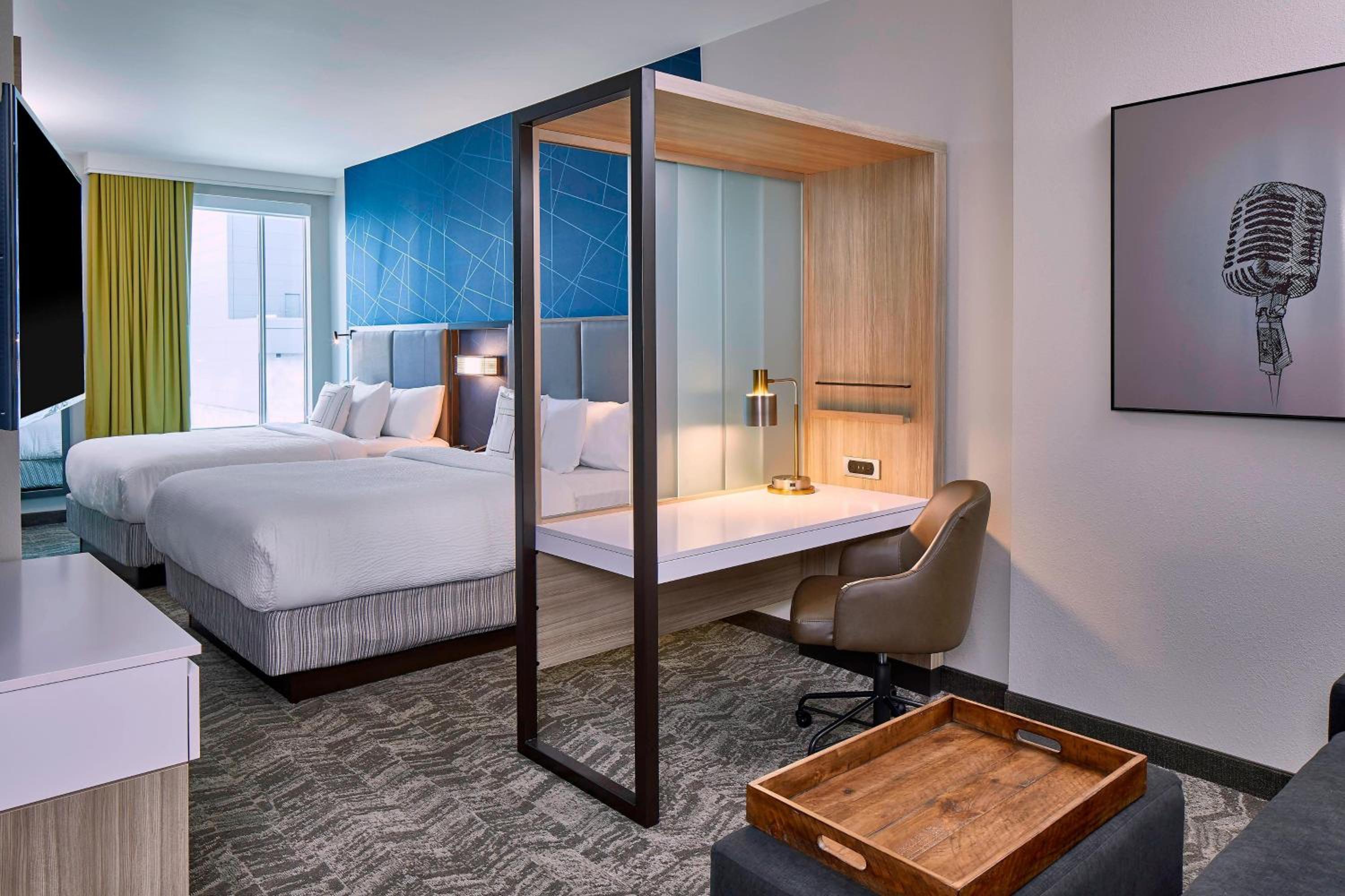 Suite, 2 Queen, Trundle bed, High floor photo 2