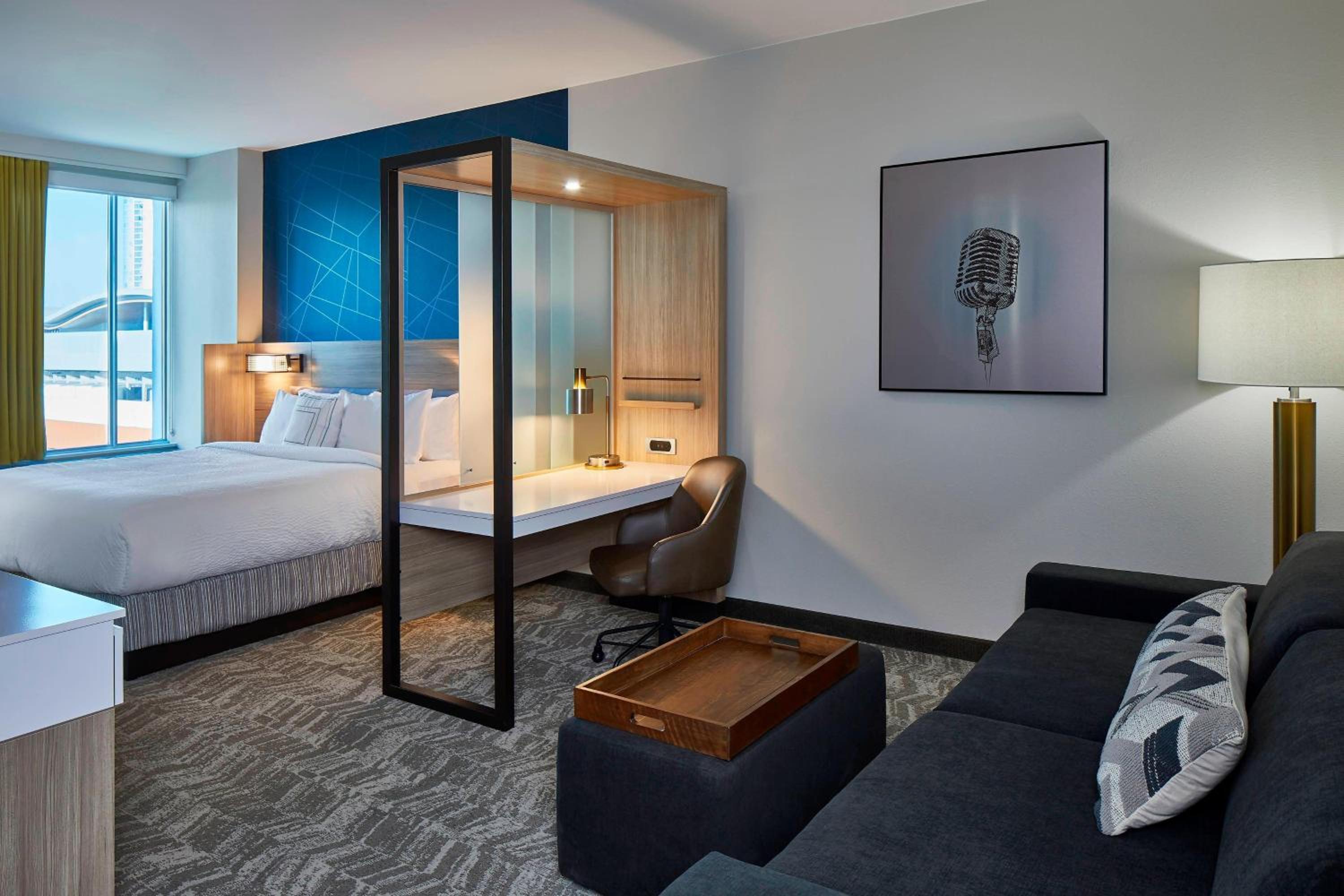 King Suite with Trundle Bed and Adapted Tub - Mobility Accessible