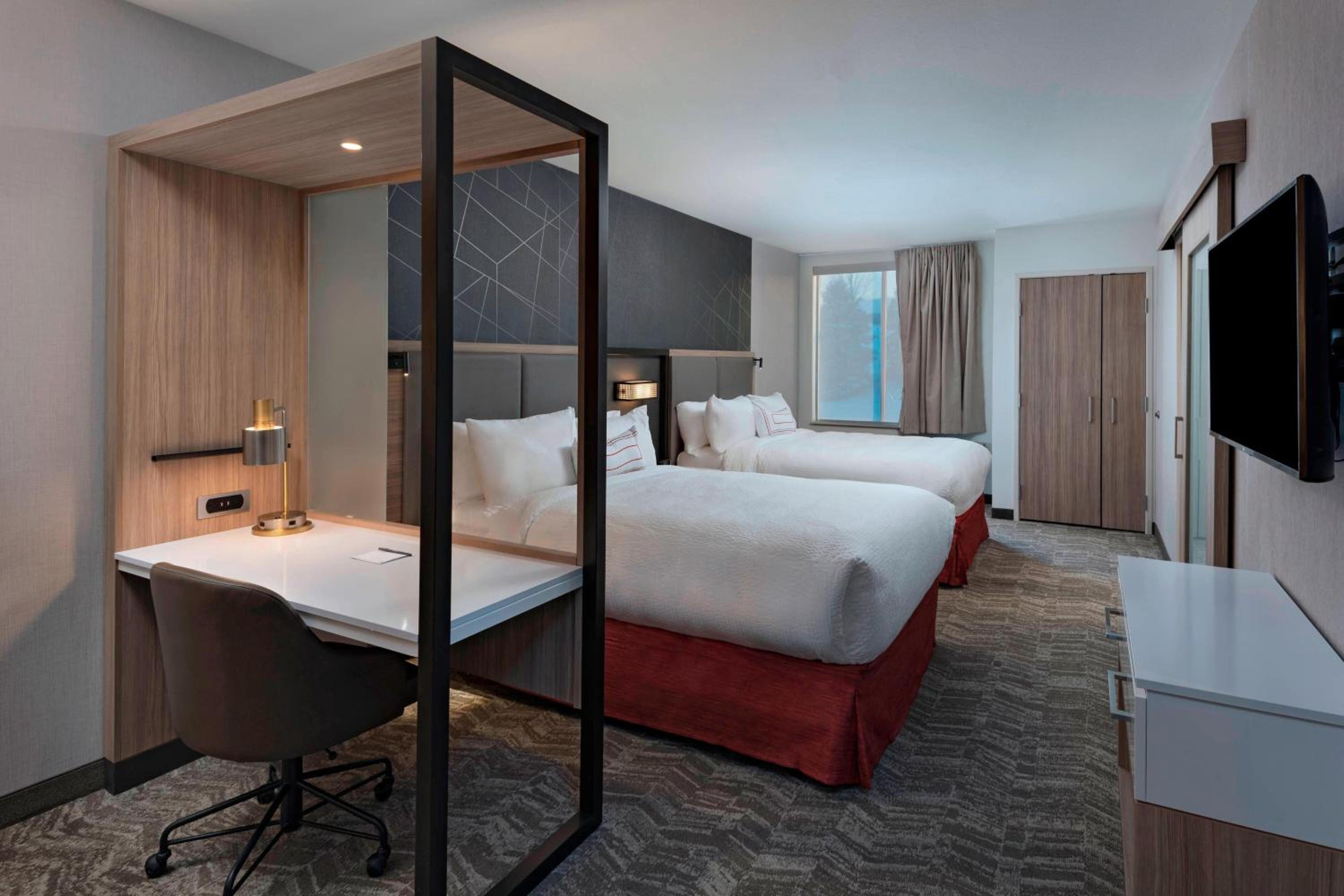 Queen Suite with Tub - Mobility Accessible