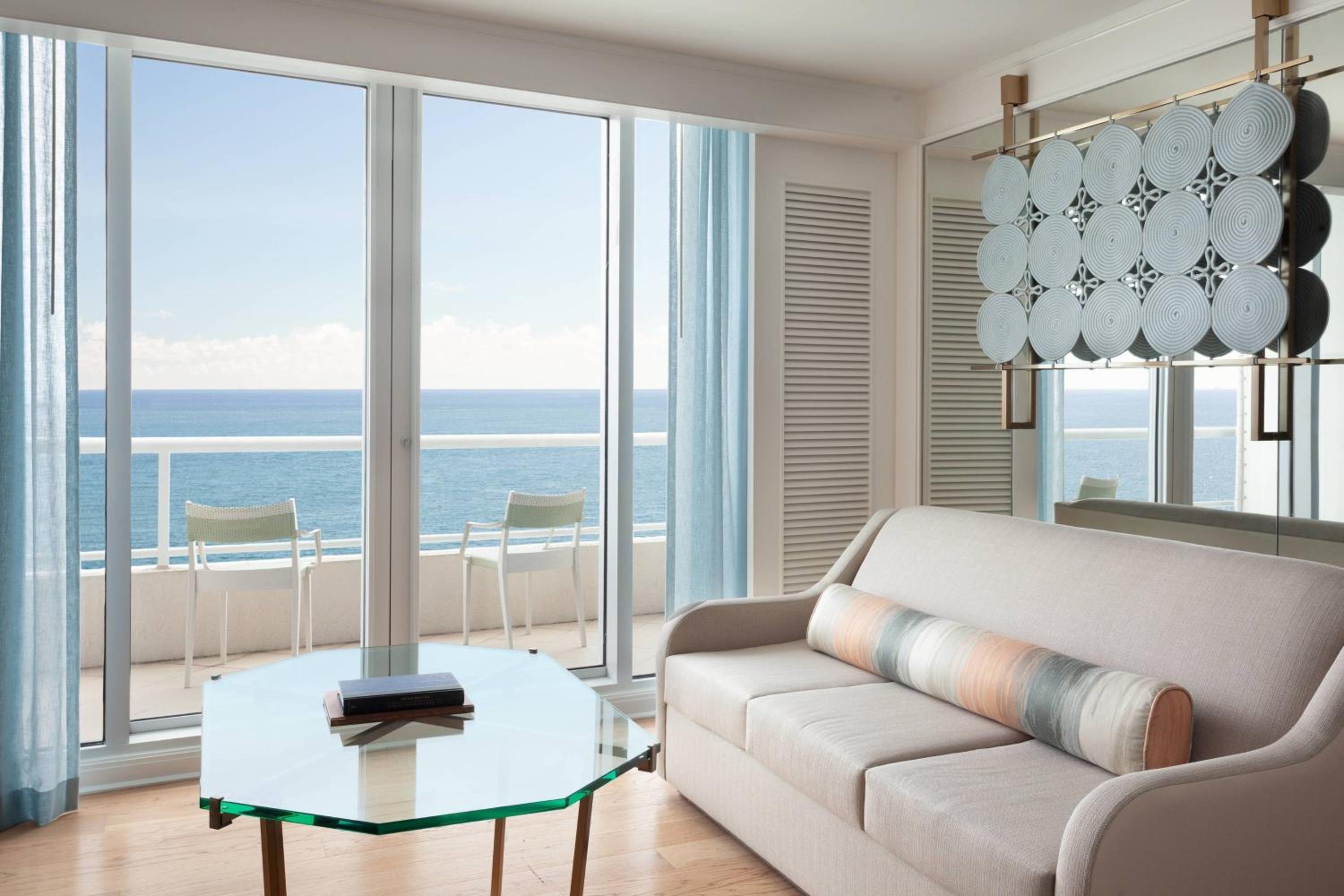 Oceanfront King Room with Club Access - Photo 2