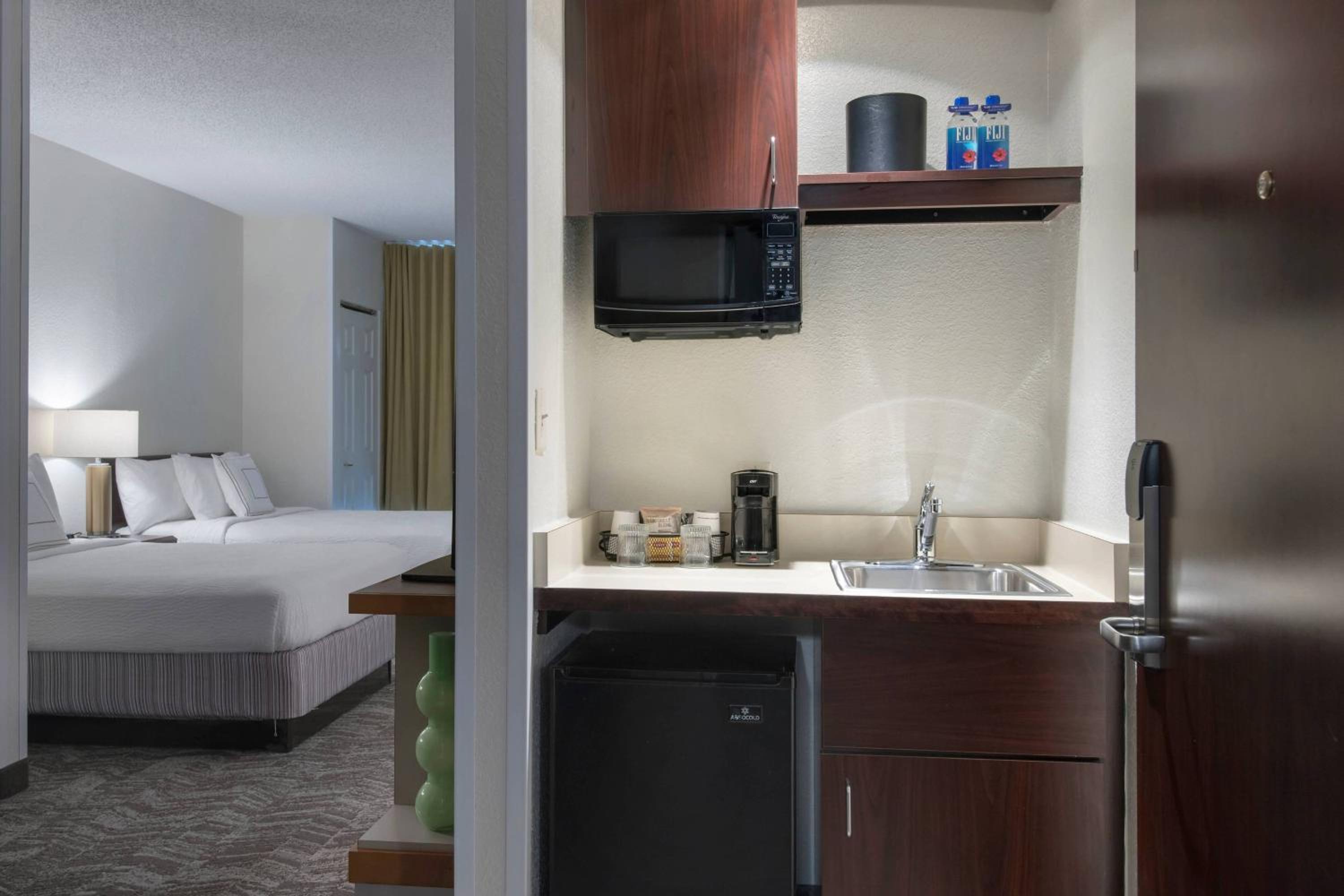 One-Bedroom Suite with Two Double Beds - Photo 3