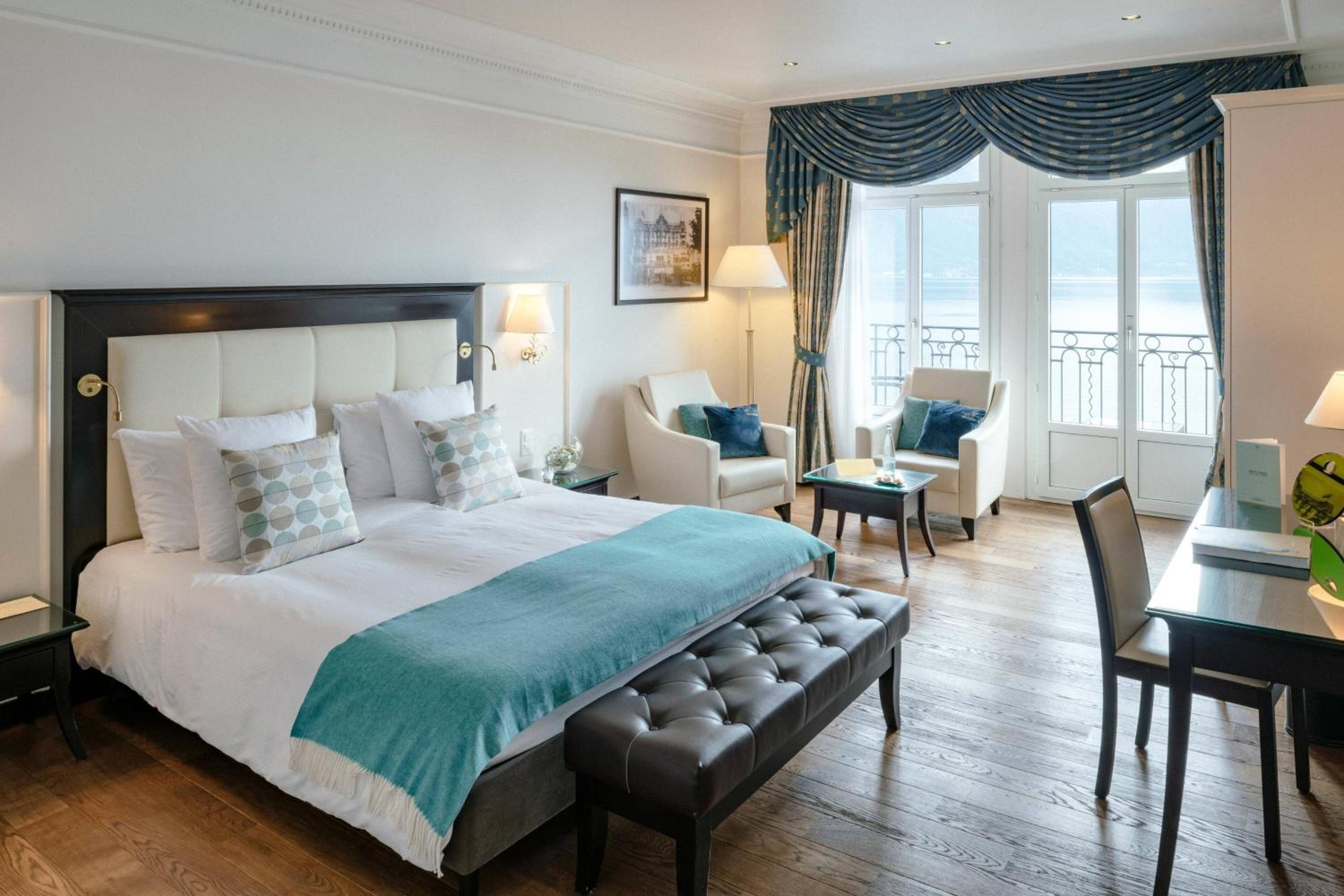 Junior Queen Suite with Lake View - Photo 1