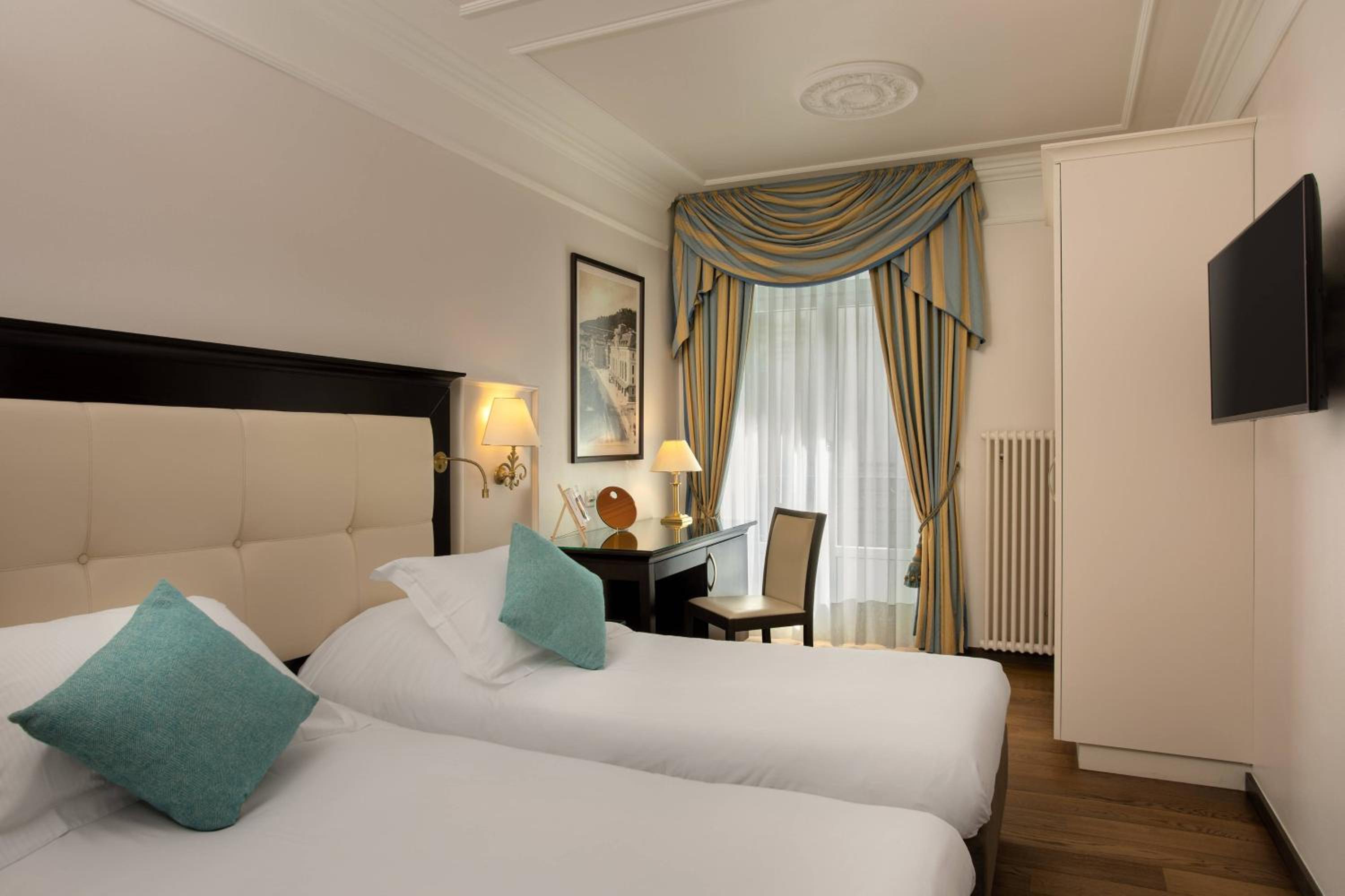 Superior Twin Room with City View - Photo 1