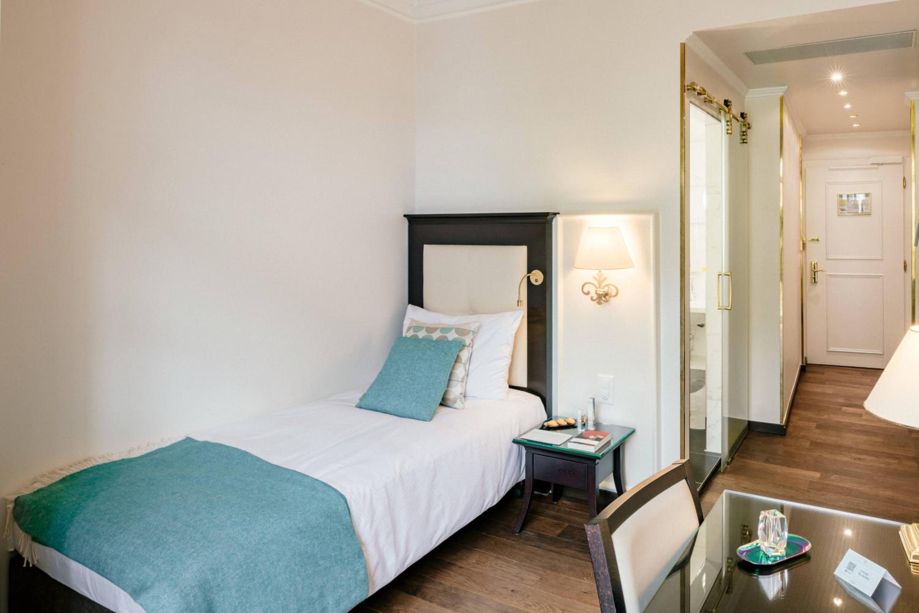 Classic Twin Room with City View