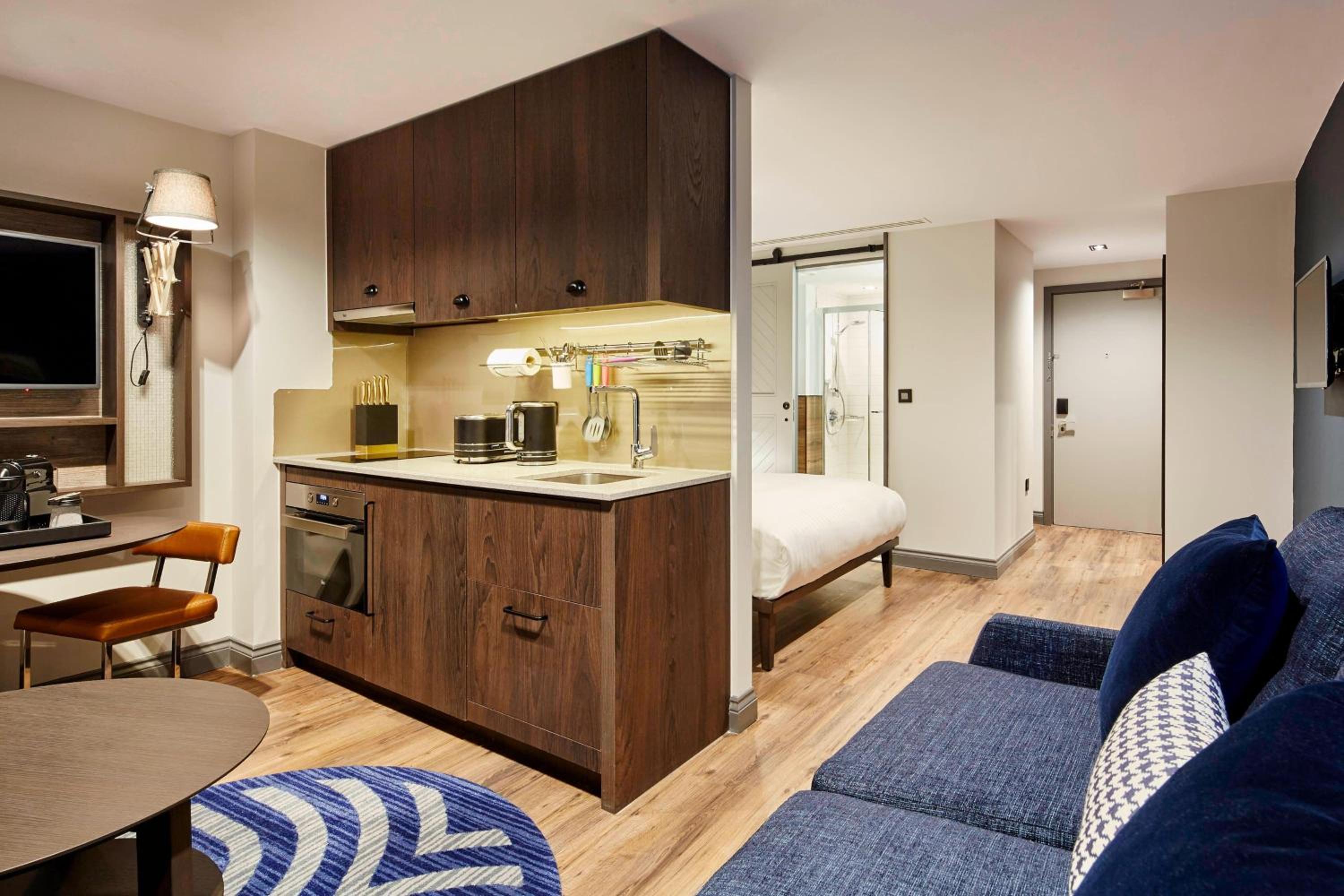 One-Bedroom Suite with Double Bed photo 2