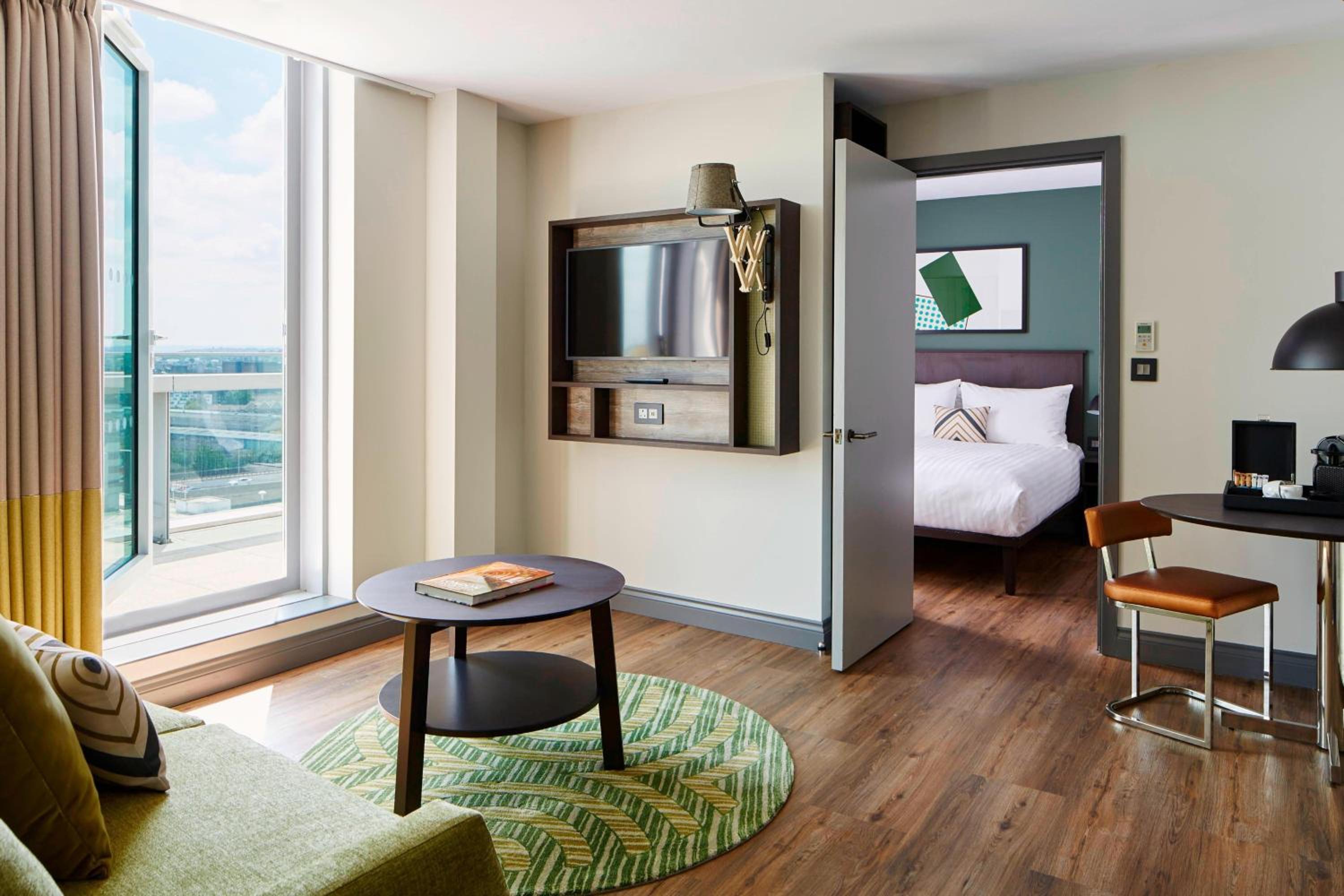 Deluxe One-Bedroom Suite with City View photo 2