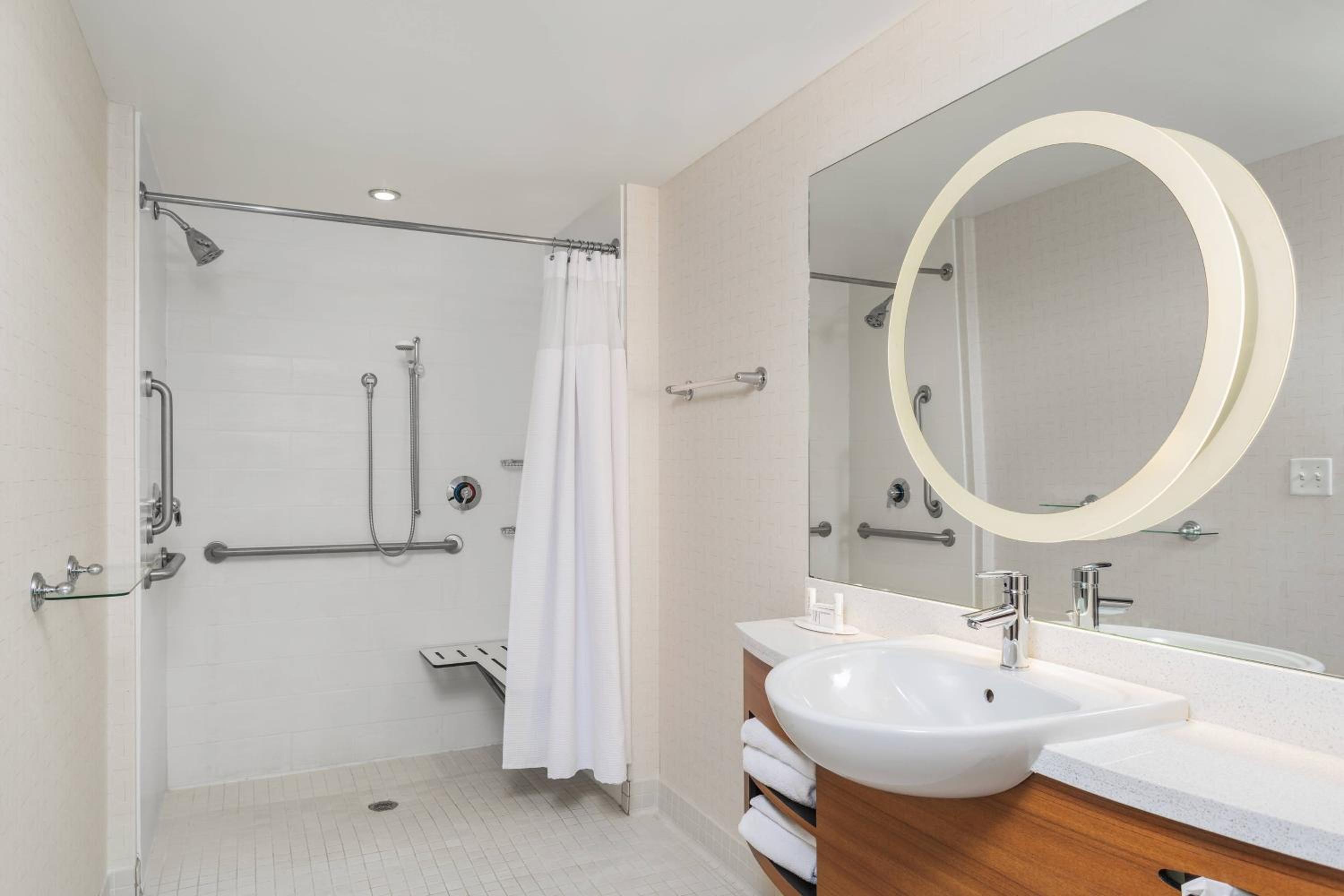 Superior Queen Room with Two Queen Beds and Tub - Mobility and Hearing Accessible photo 3