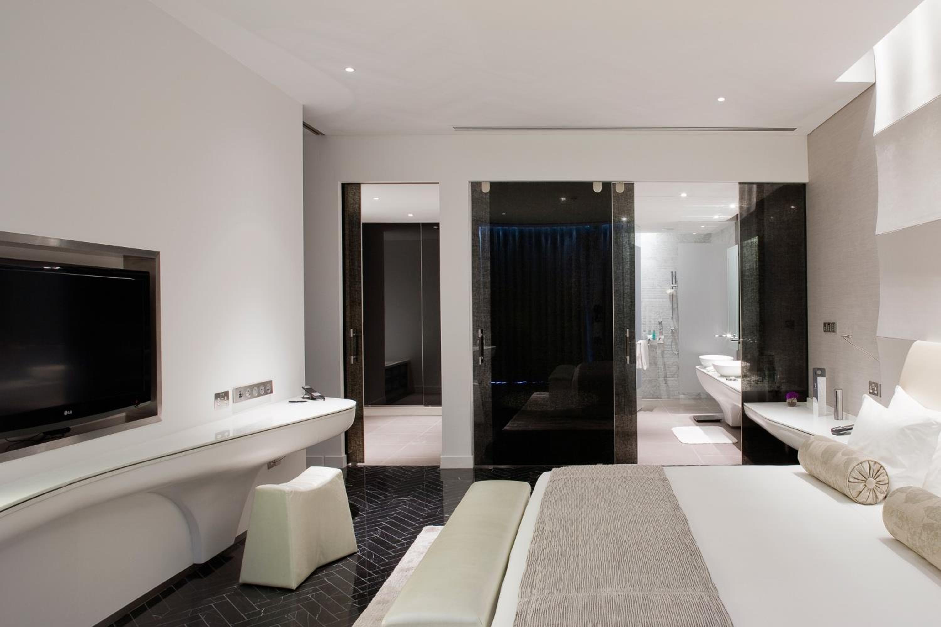 Superior Suite, 1 Bedroom Suite, 1 King, Balcony with Complimentary Yas Beach Access — photo 3