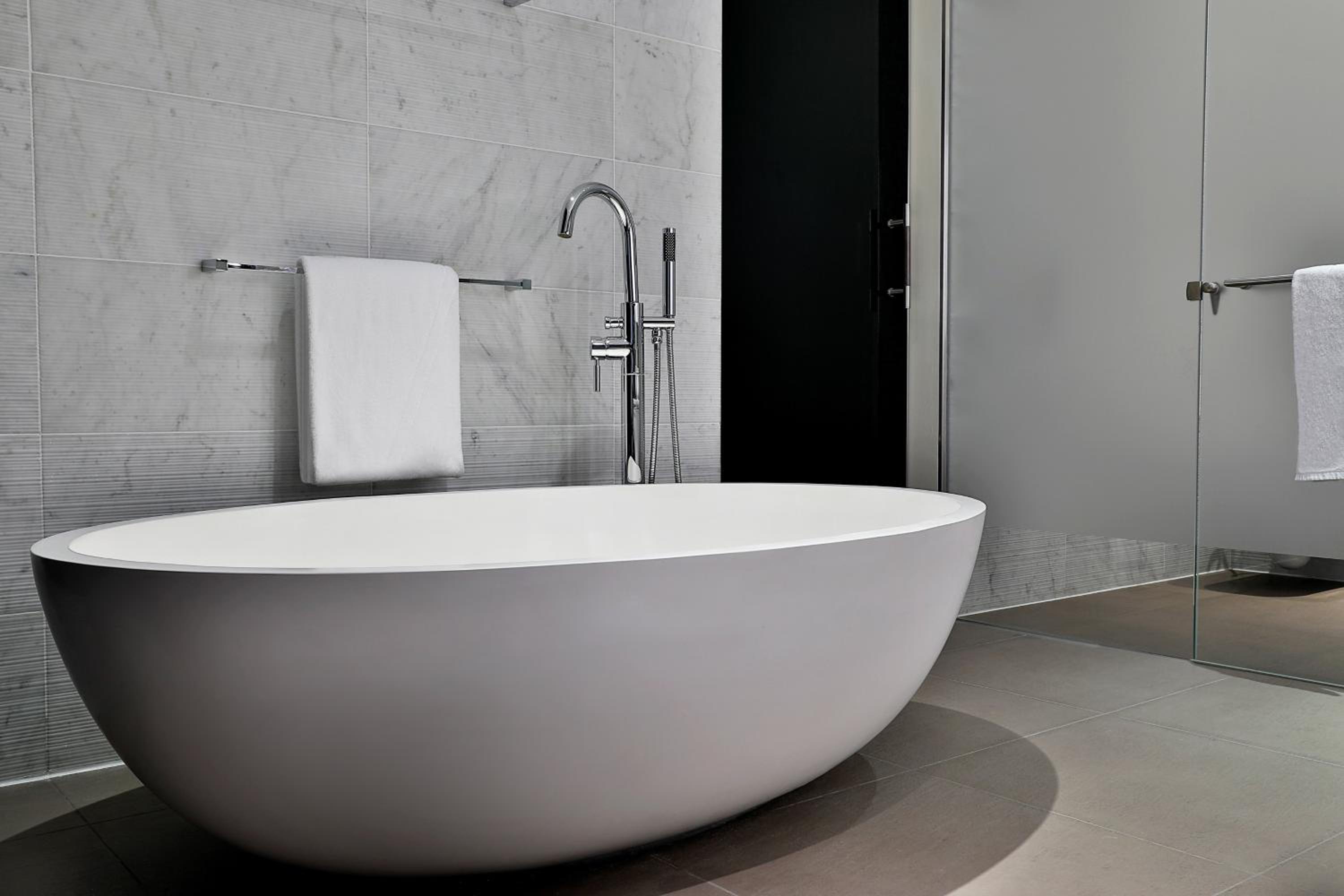 Superior Suite, 1 Bedroom Suite, 1 King, Balcony with Complimentary Yas Beach Access — photo 4