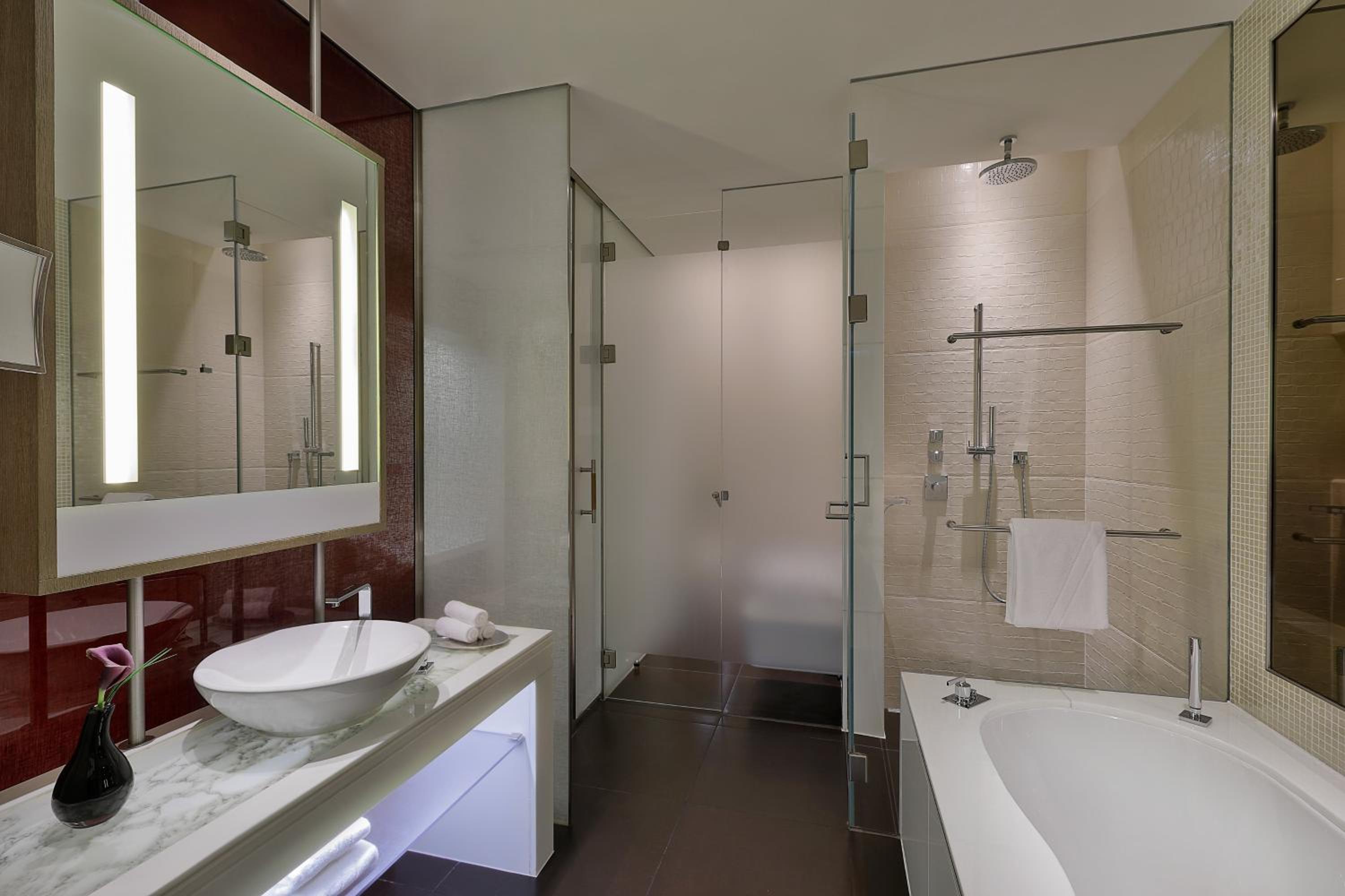 Superior, Guest room, 2 Twin/Single Bed(s), Balcony with Complimentary Yas Beach Access — photo 4