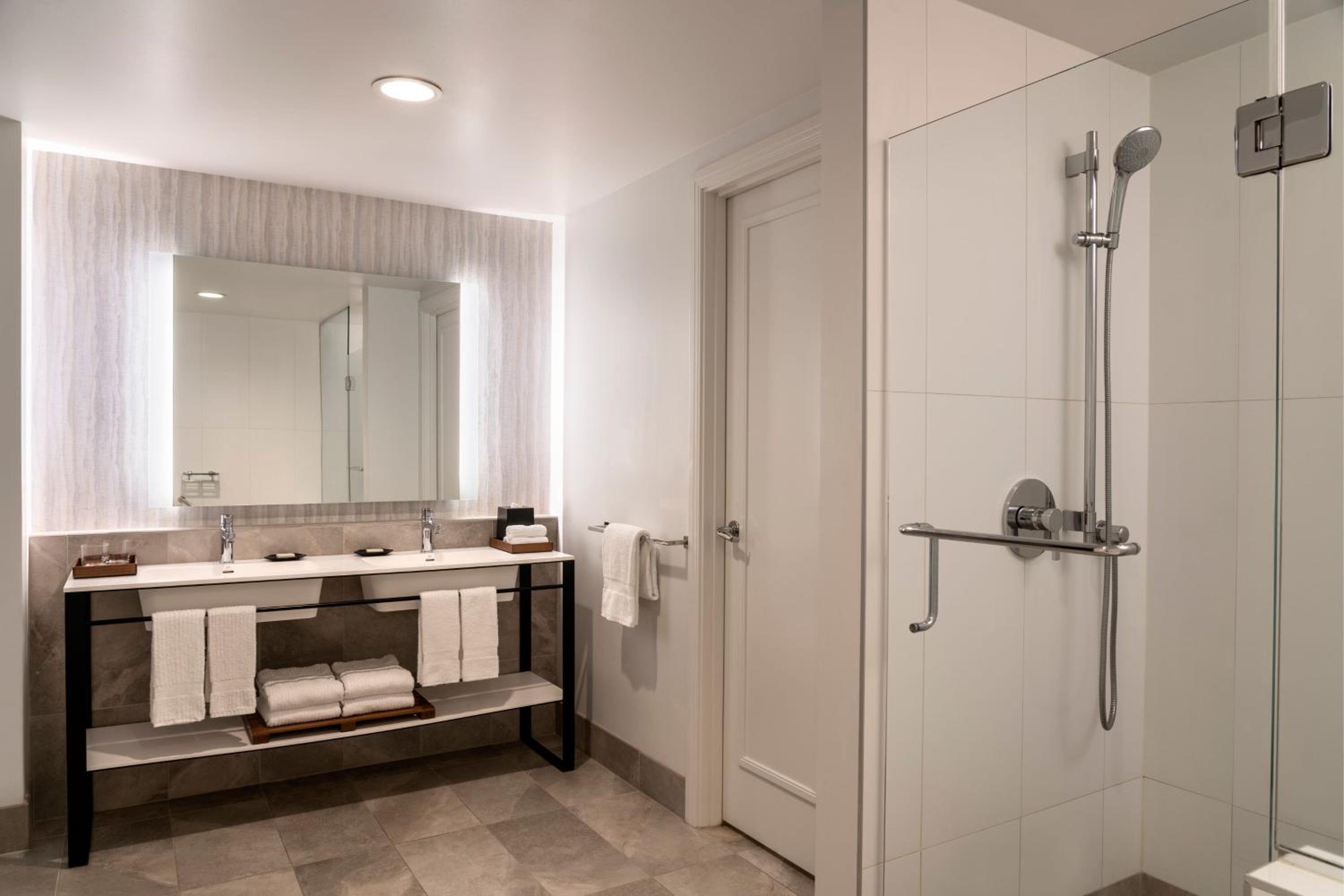 Superior One-bedroom King Suite Oceanfront