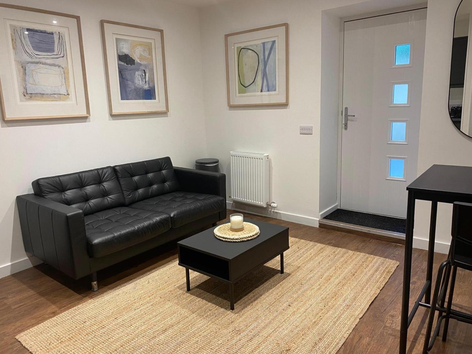 One-Bedroom Apartment - Photo 3
