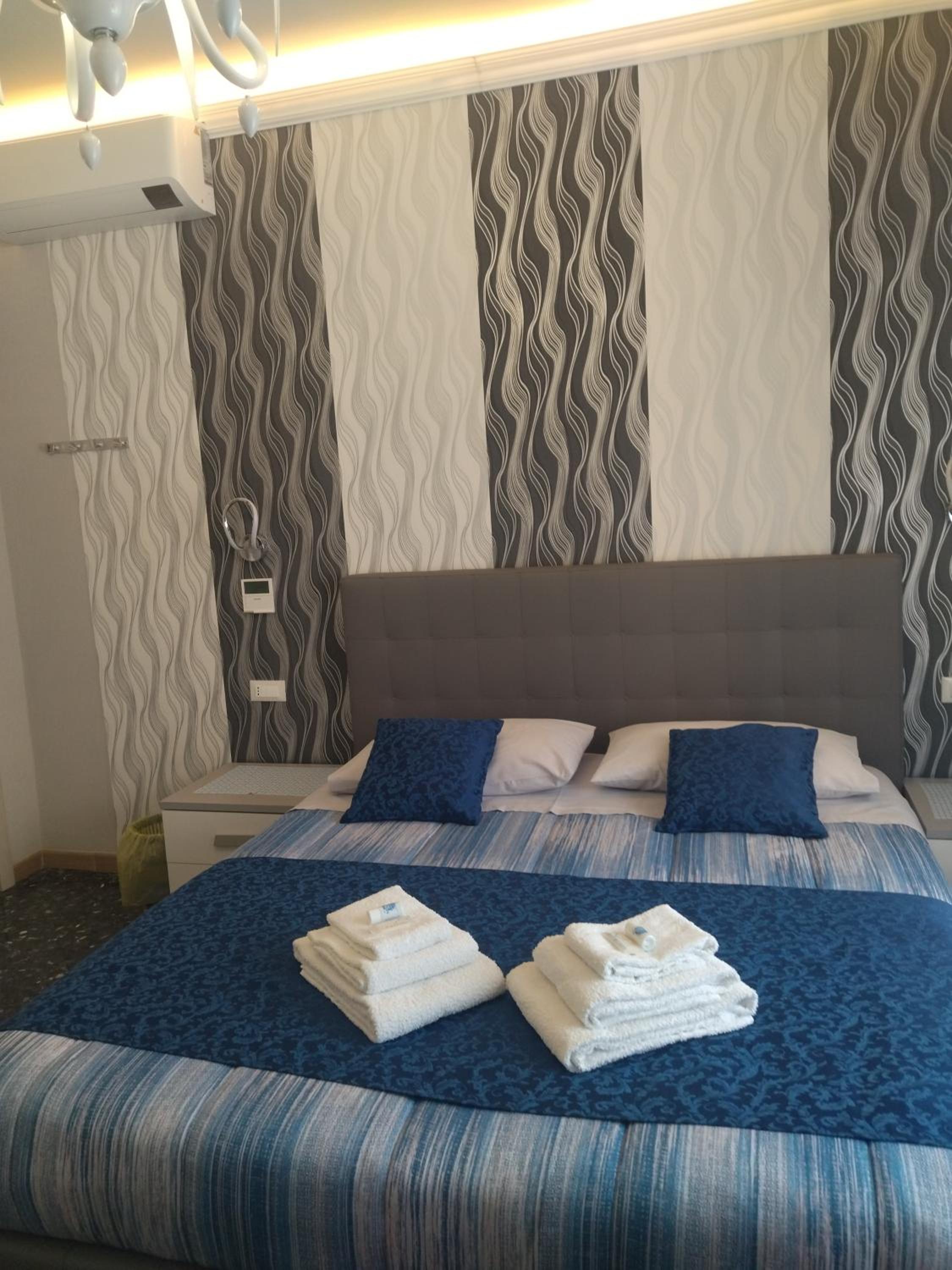 Double Room with Private External Bathroom - Photo 12