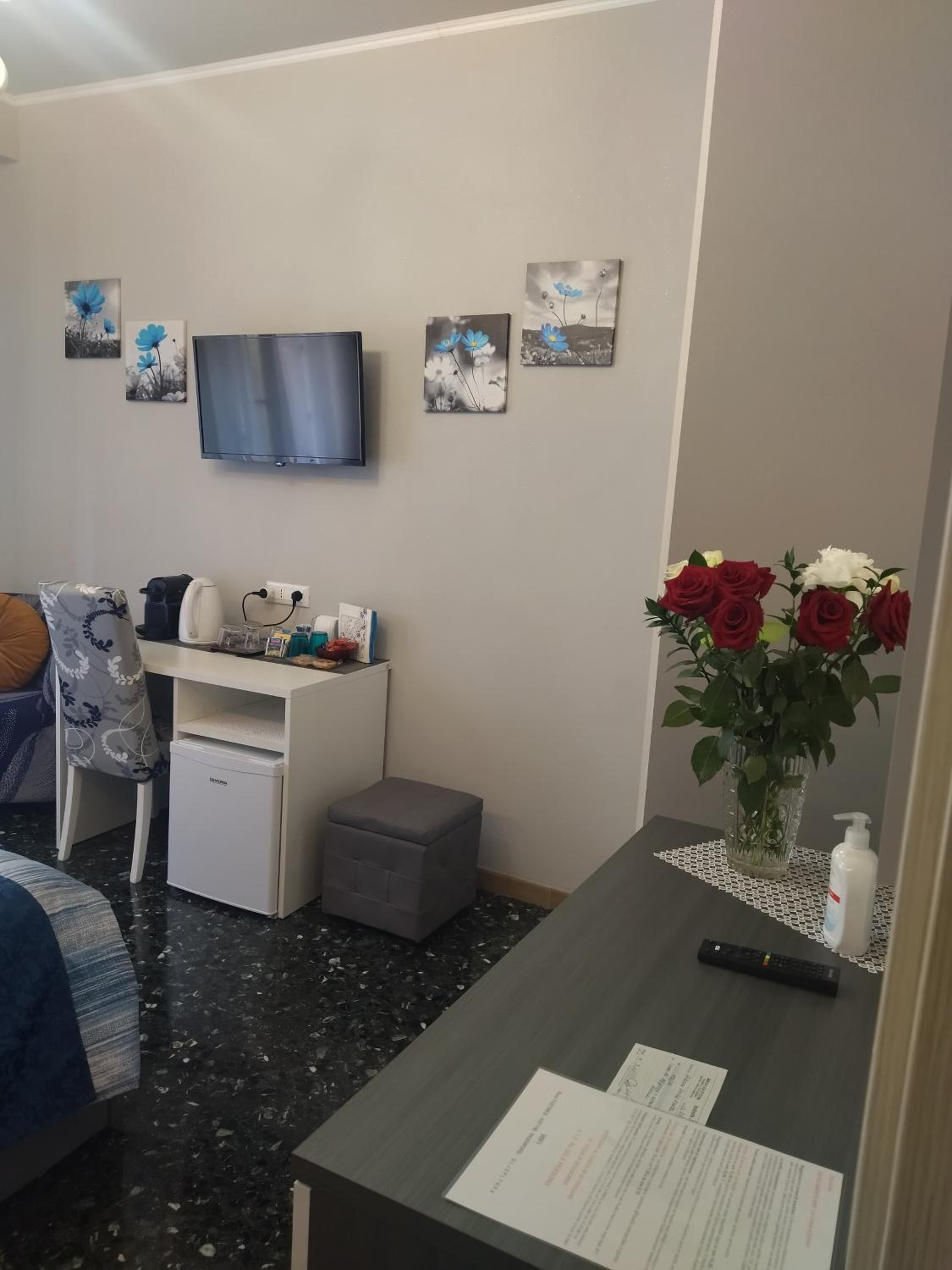 Double Room with Private External Bathroom - Photo 13