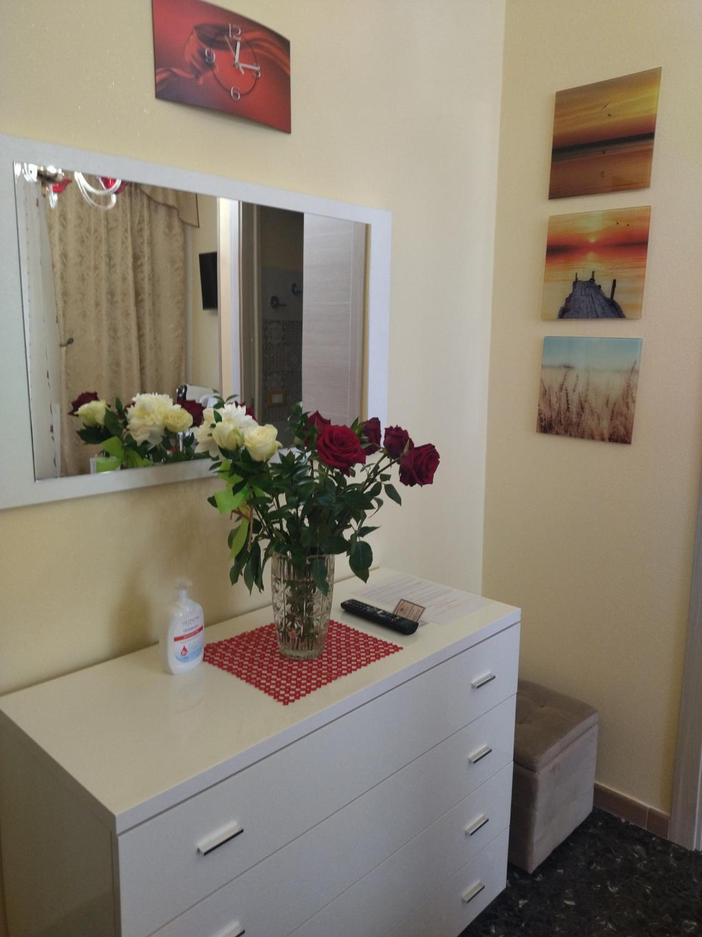 Double Room with Private Bathroom - Photo 38