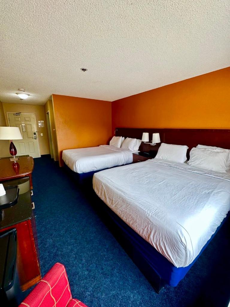 Queen Room with Two Queen Beds photo 1