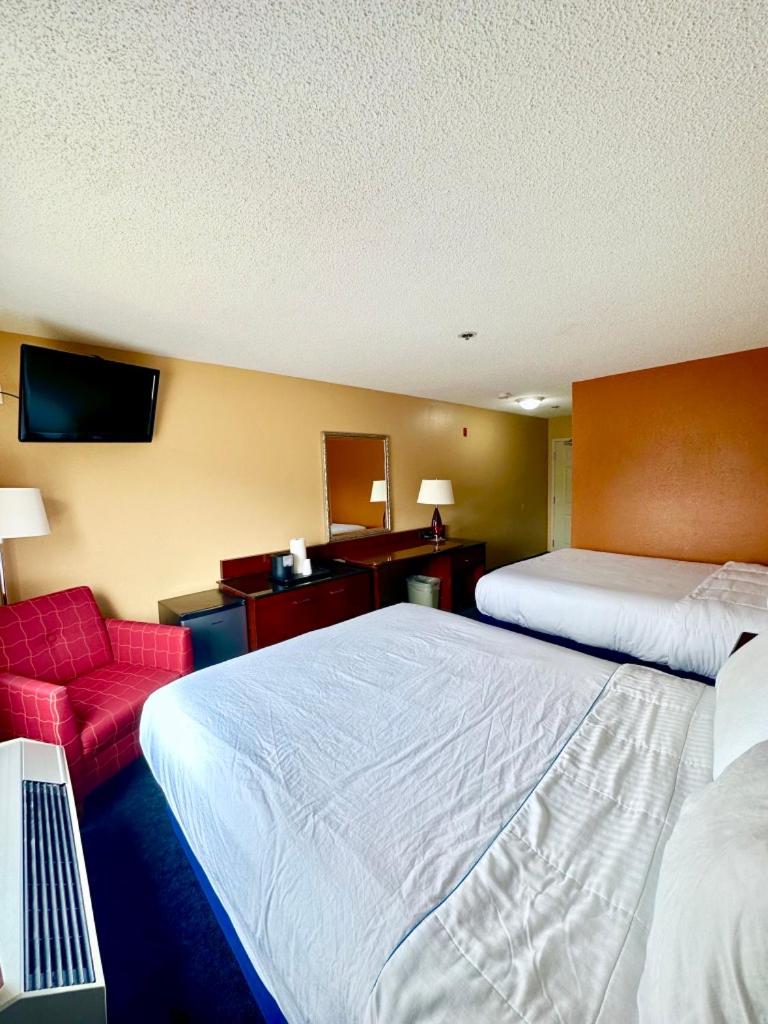 Queen Room with Two Queen Beds photo 3