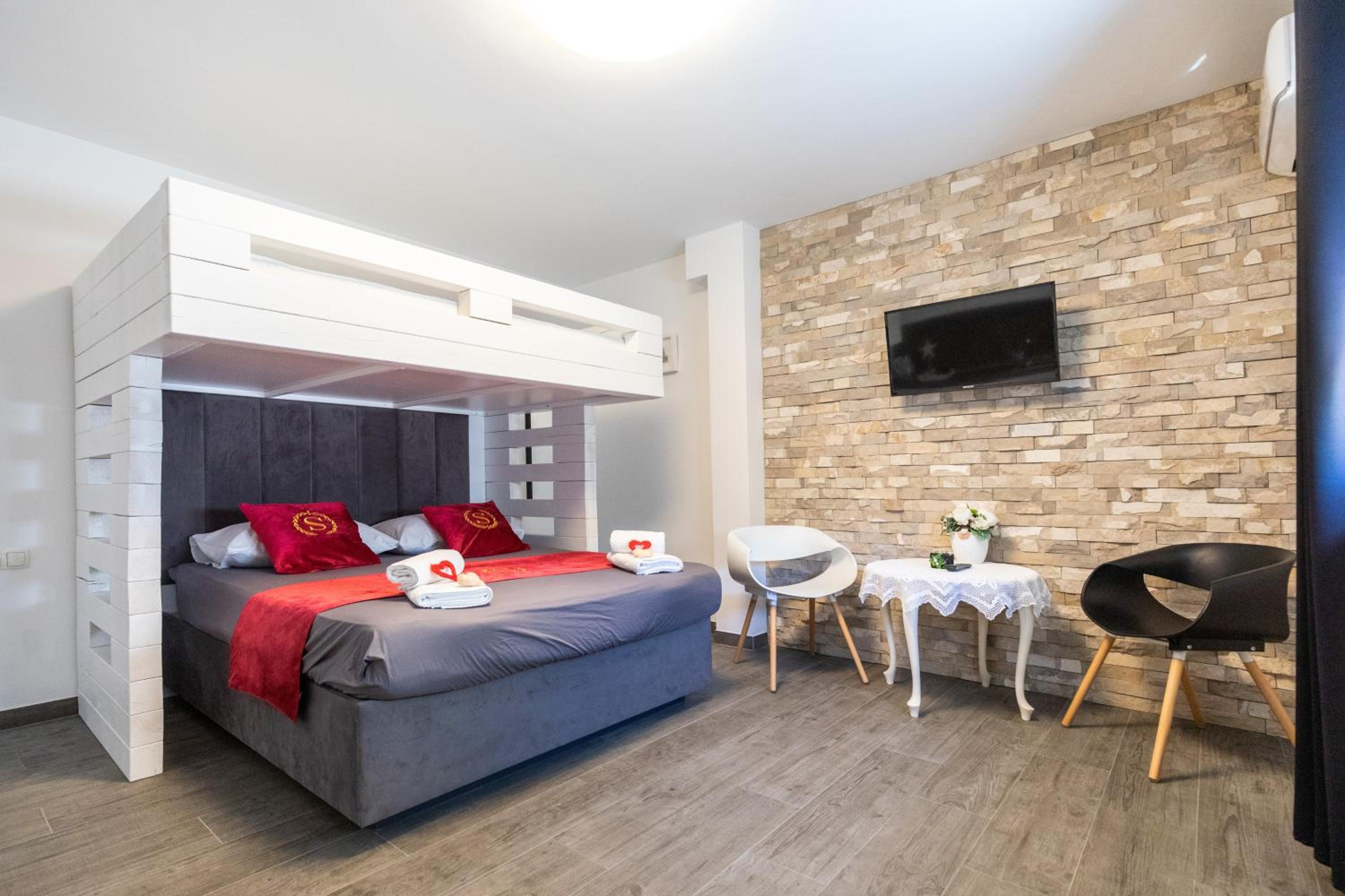 Deluxe Family Room - Photo 1