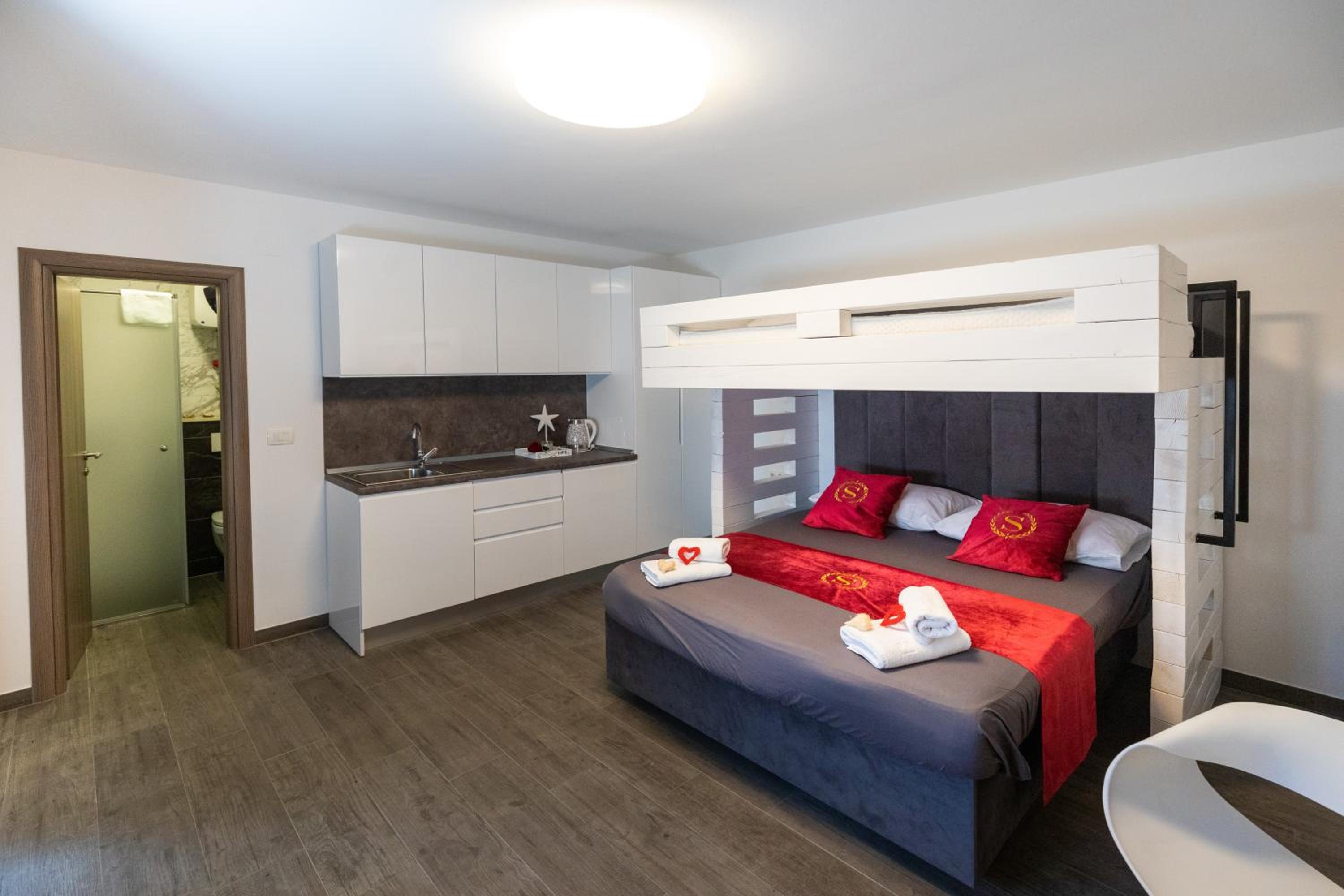 Deluxe Family Room - Photo 5