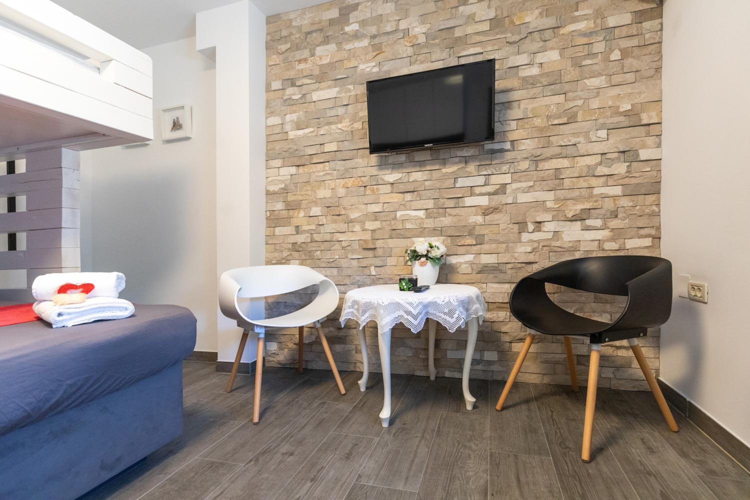 Deluxe Family Room - Photo 6