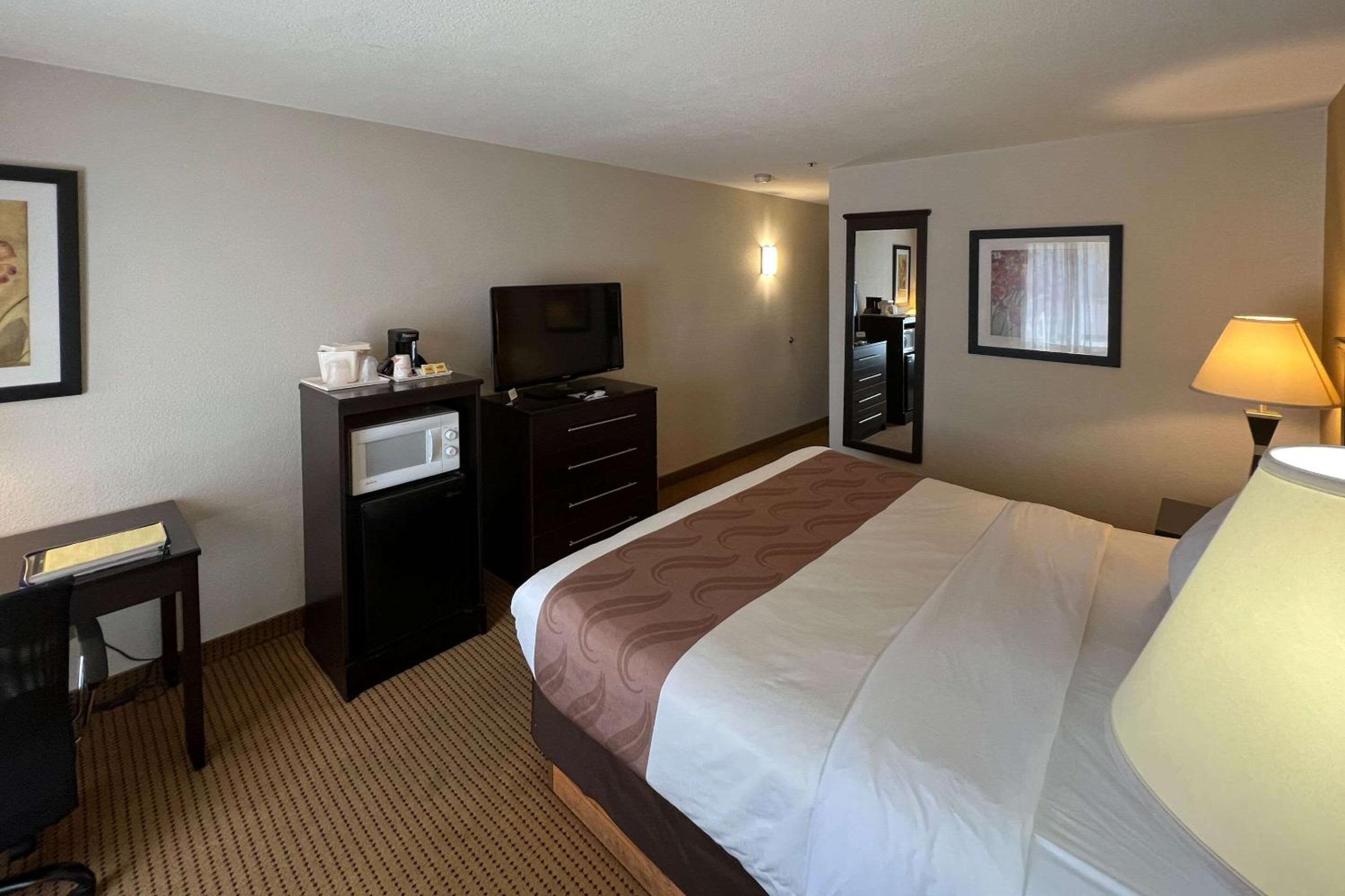 King Room - Non-Smoking - Photo 8