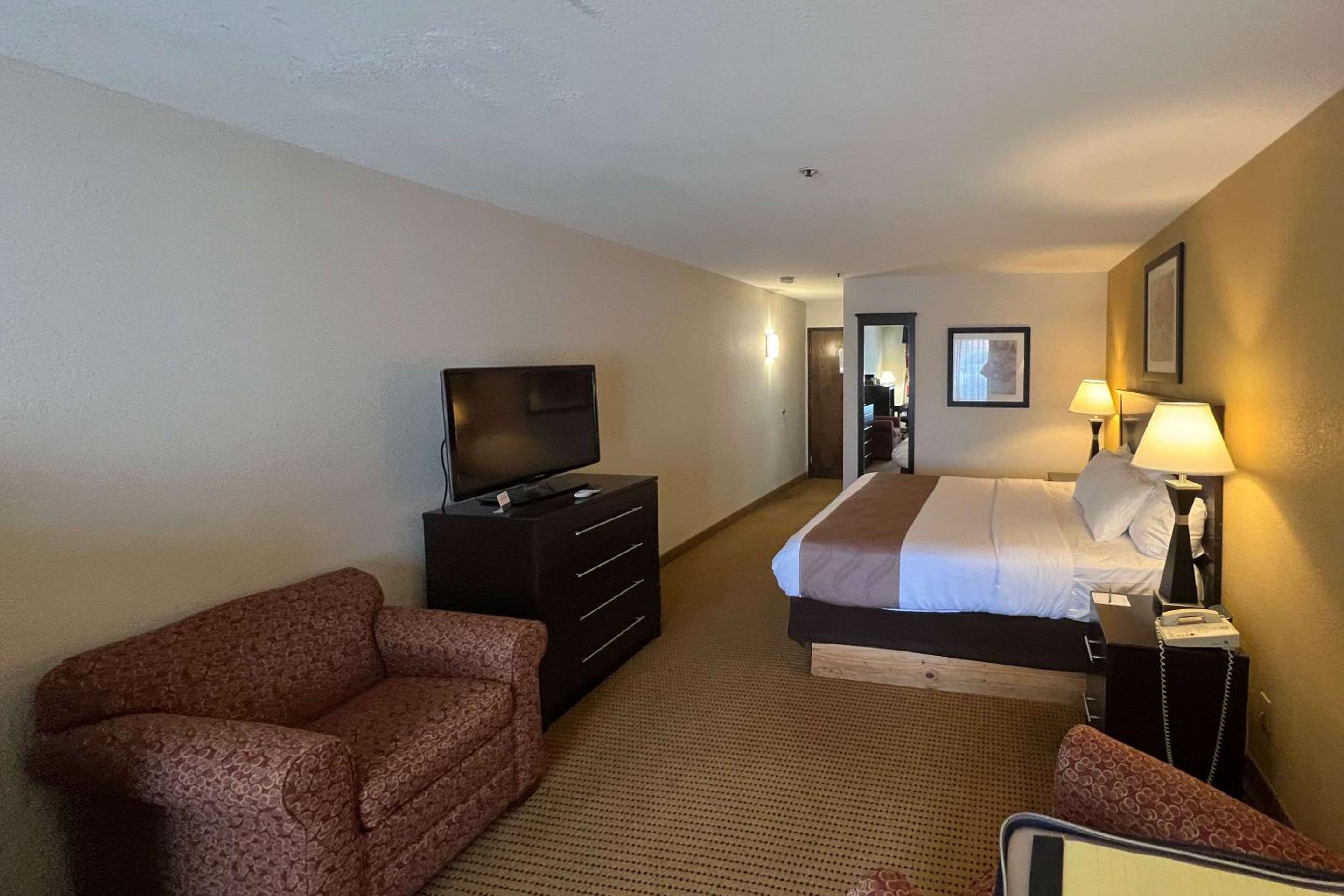 King Suite - Non-Smoking - Photo 2