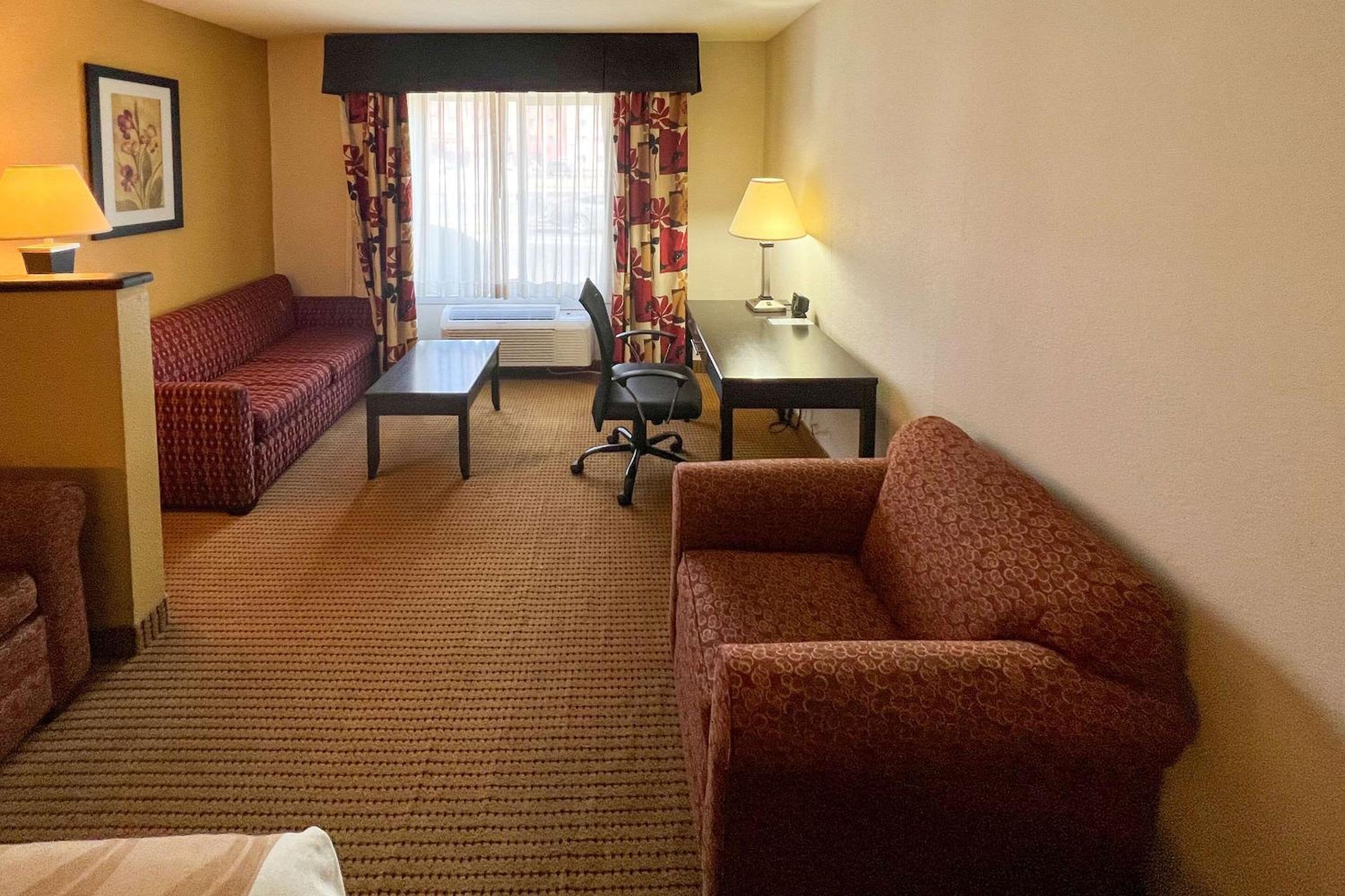 King Suite - Non-Smoking - Photo 3
