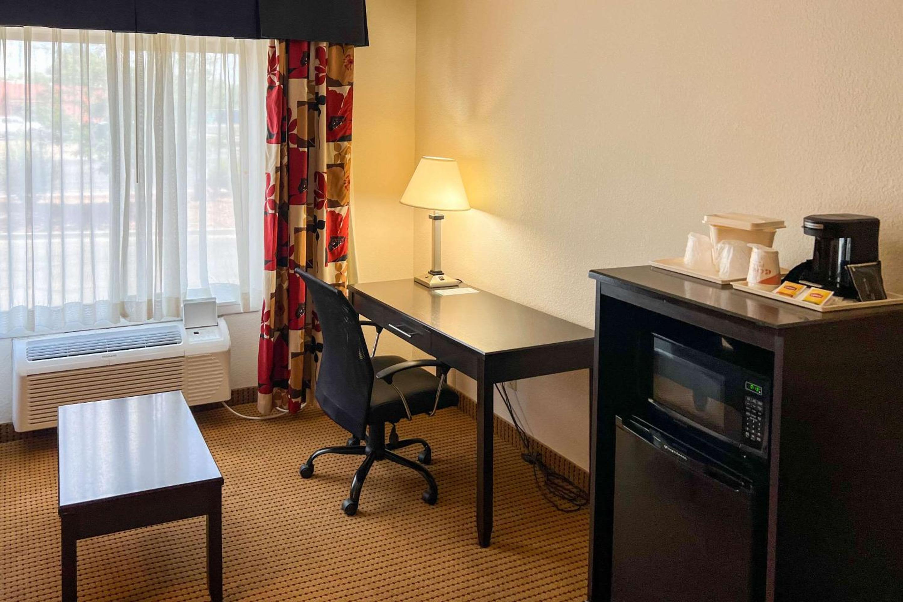 King Suite - Non-Smoking - Photo 9