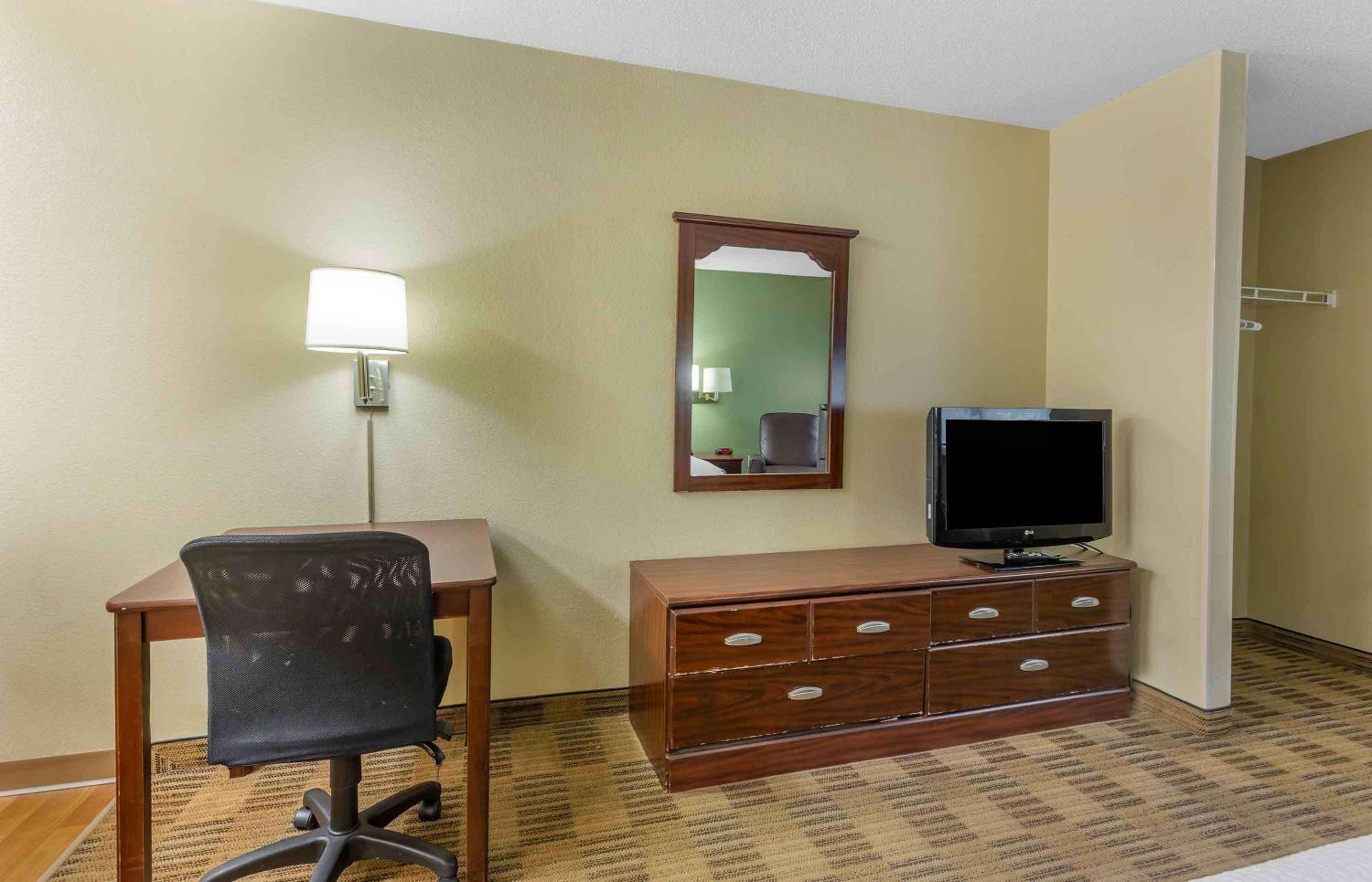 Queen studio with 1 Queen Bed - Disability Access/Non-Smoking - Photo 1