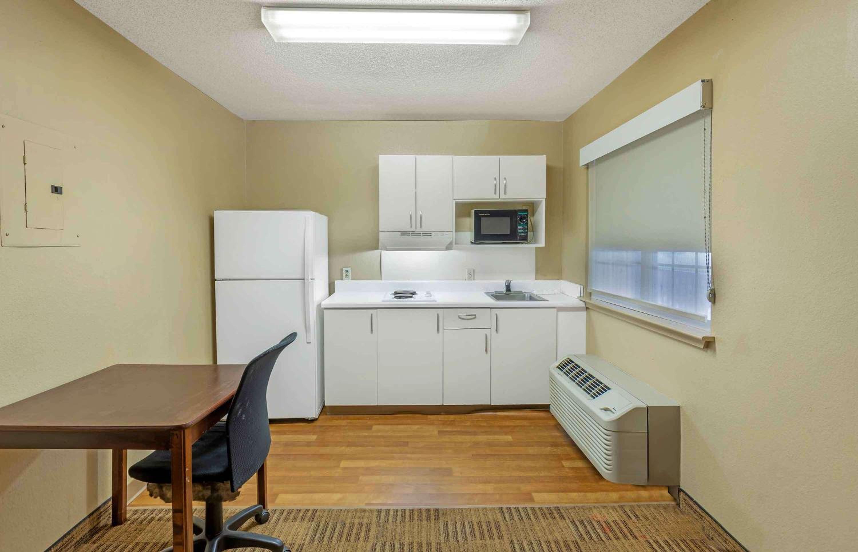 Queen studio with 1 Queen Bed - Disability Access/Non-Smoking - Photo 10