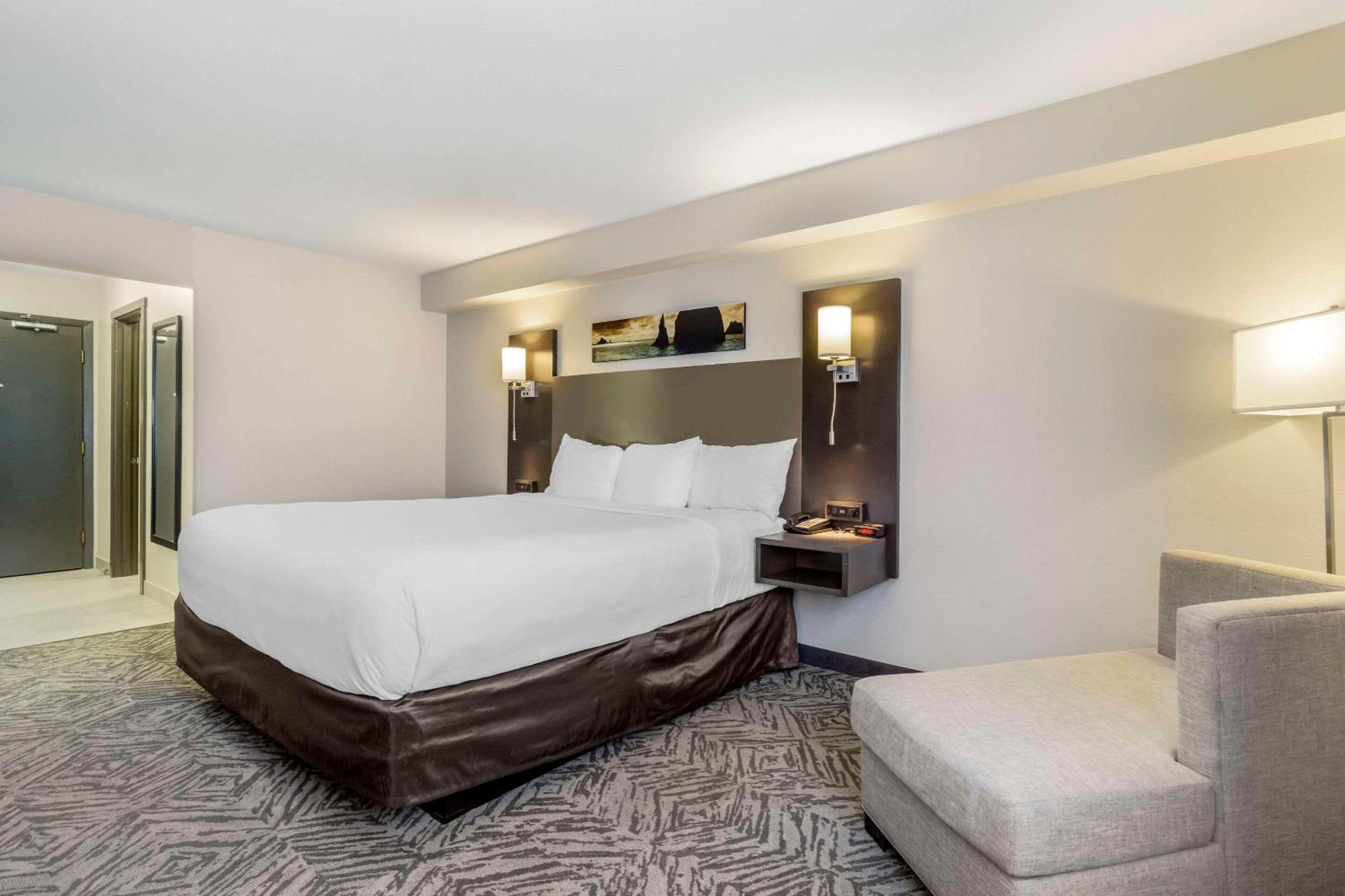 King Suite with Sofa bed - Disability Access/Non Smoking photo 1