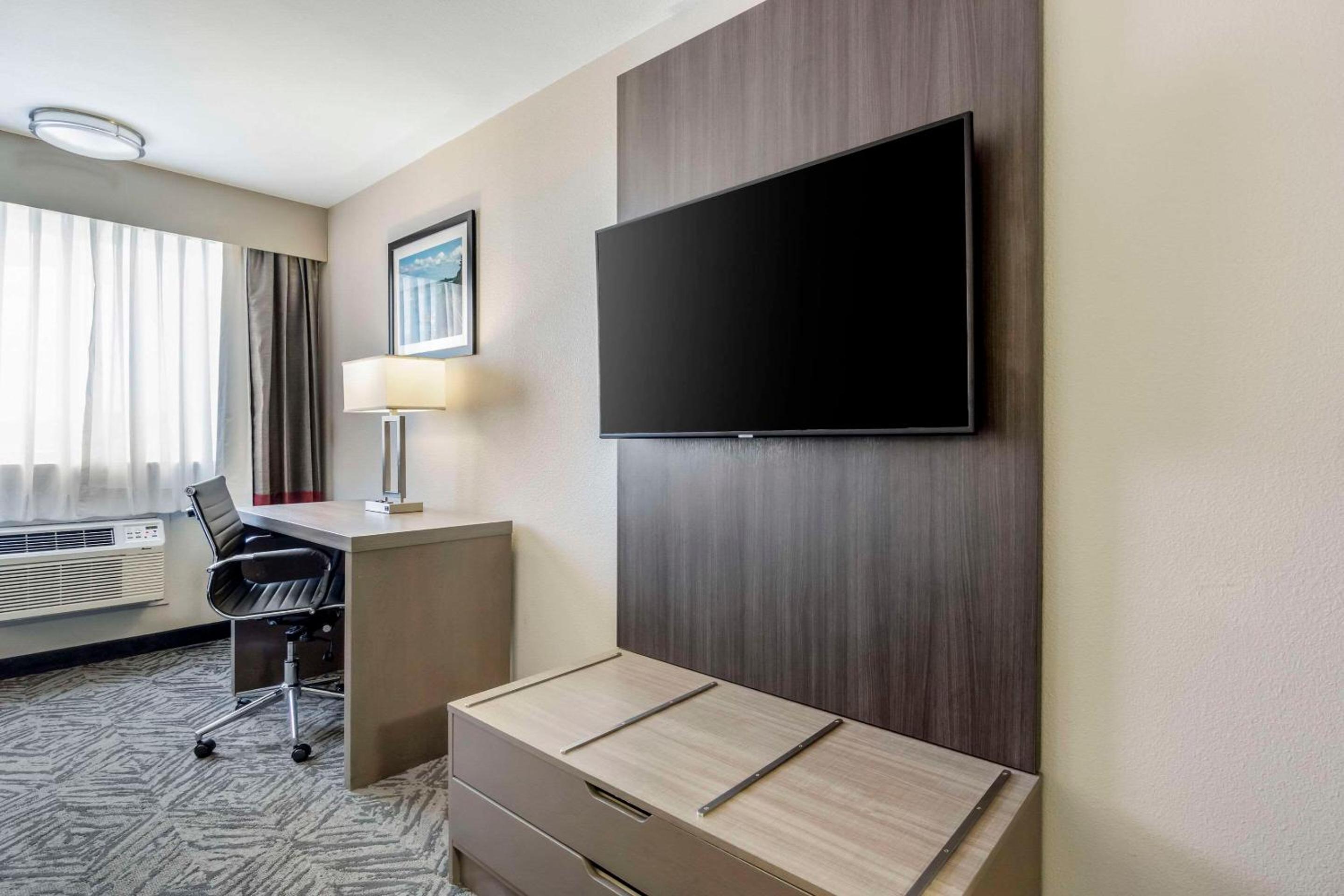 King Suite with Sofa bed - Disability Access/Non Smoking photo 2