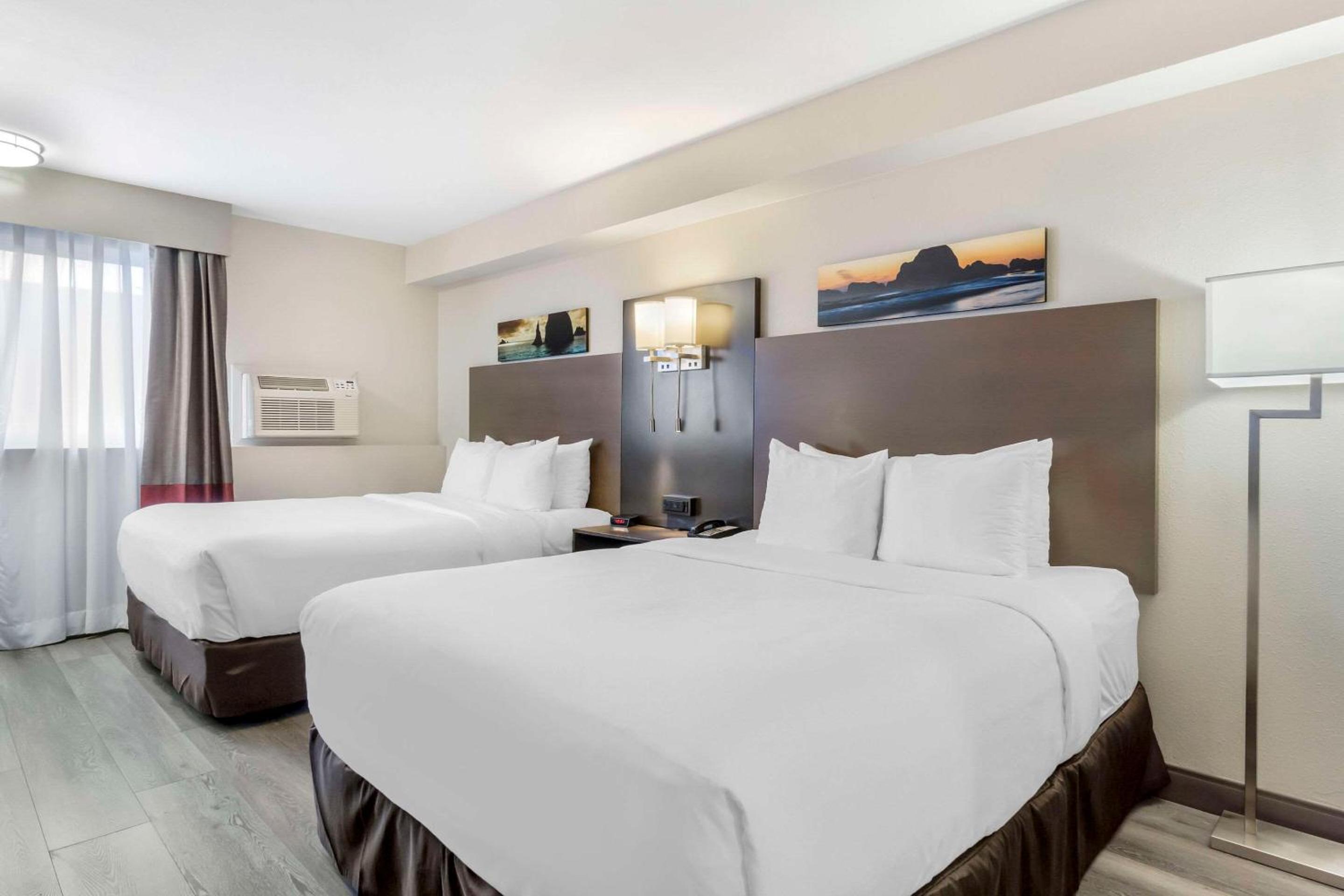 Queen Room with Two Queen Beds - Non-Smoking photo 3