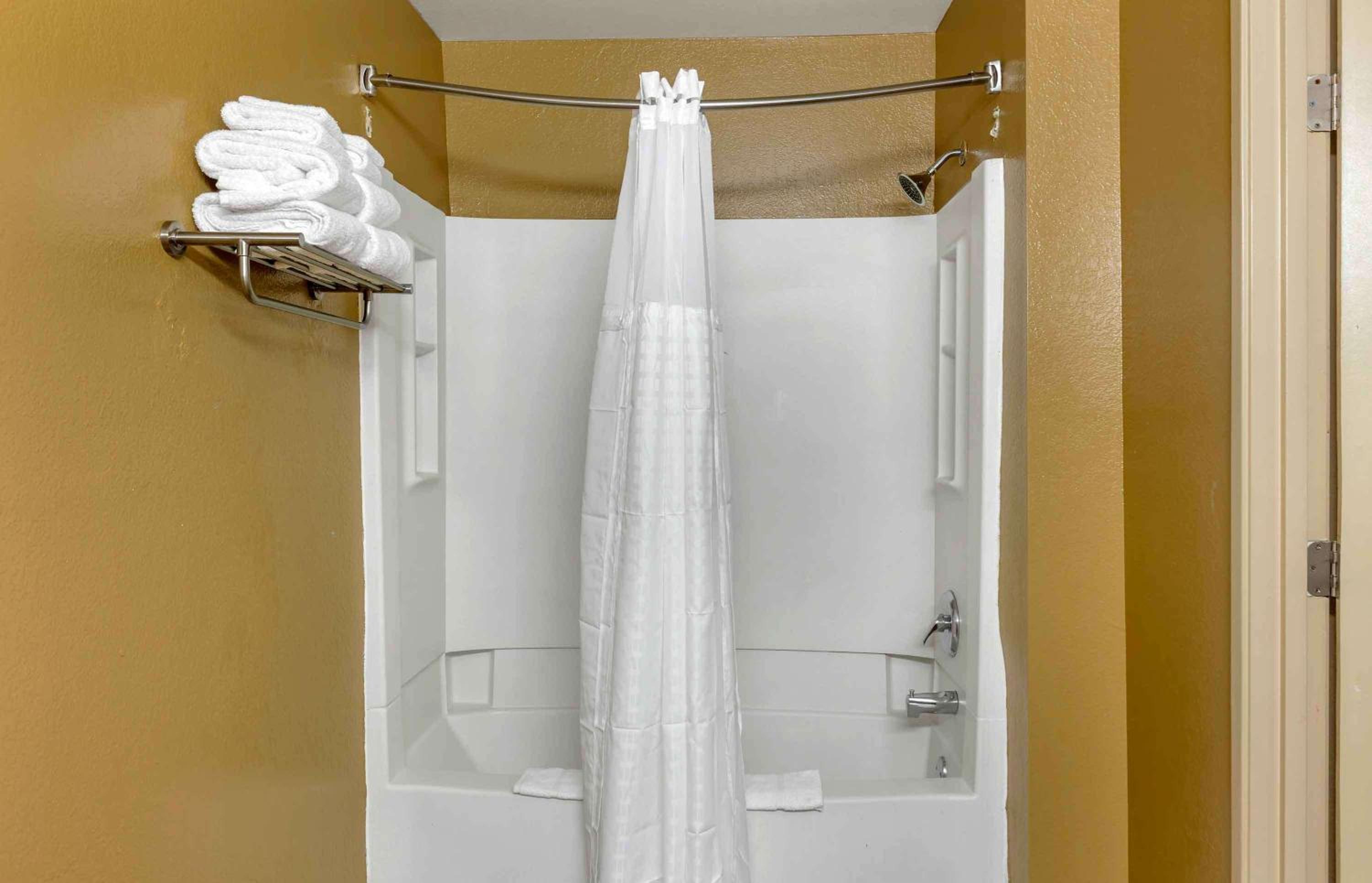 Queen studio with 1 Queen Bed - Disability Access/Non-Smoking - Photo 8