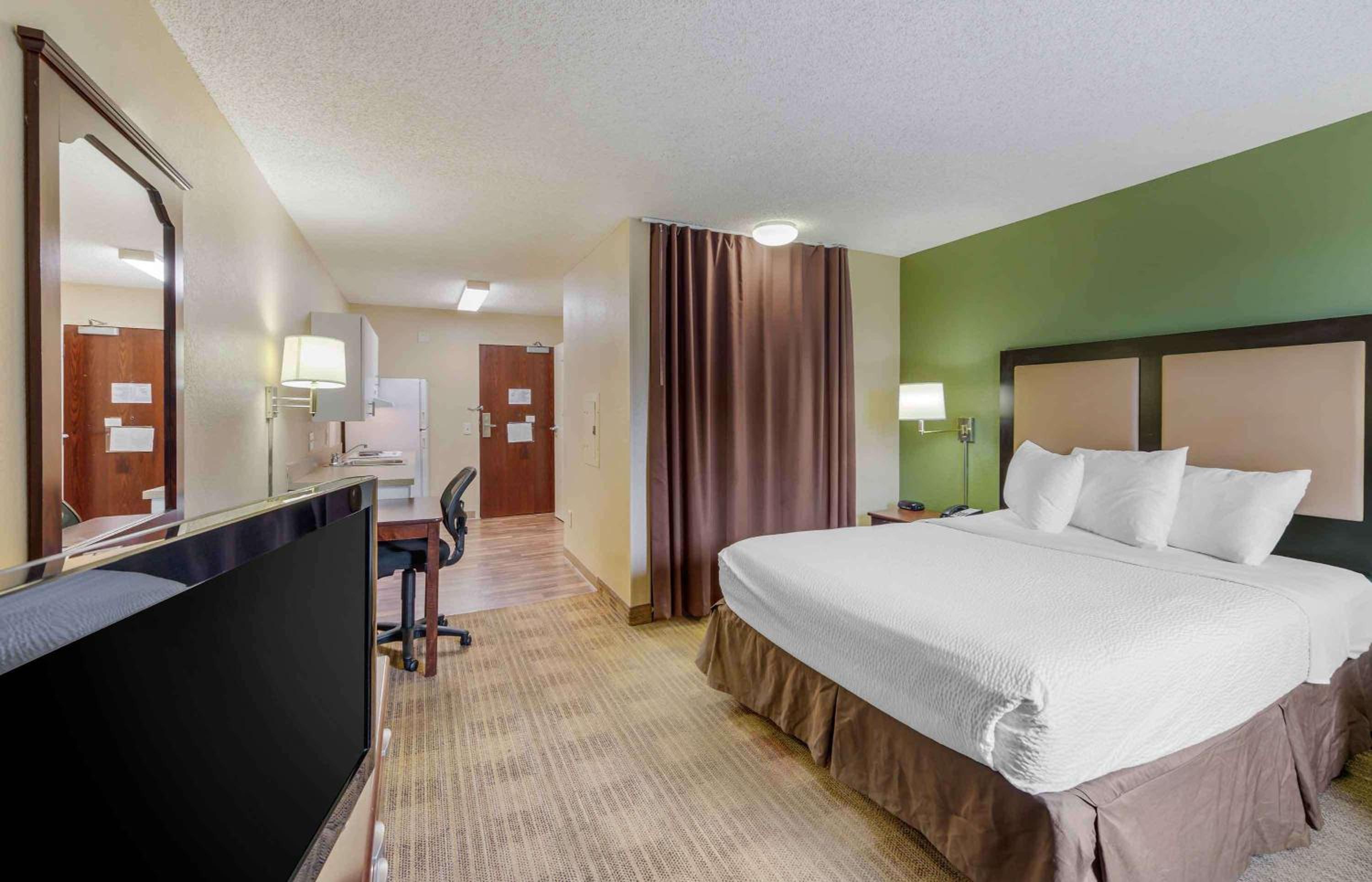 Queen studio with 1 Queen Bed - Disability Access/Non-Smoking - Photo 2
