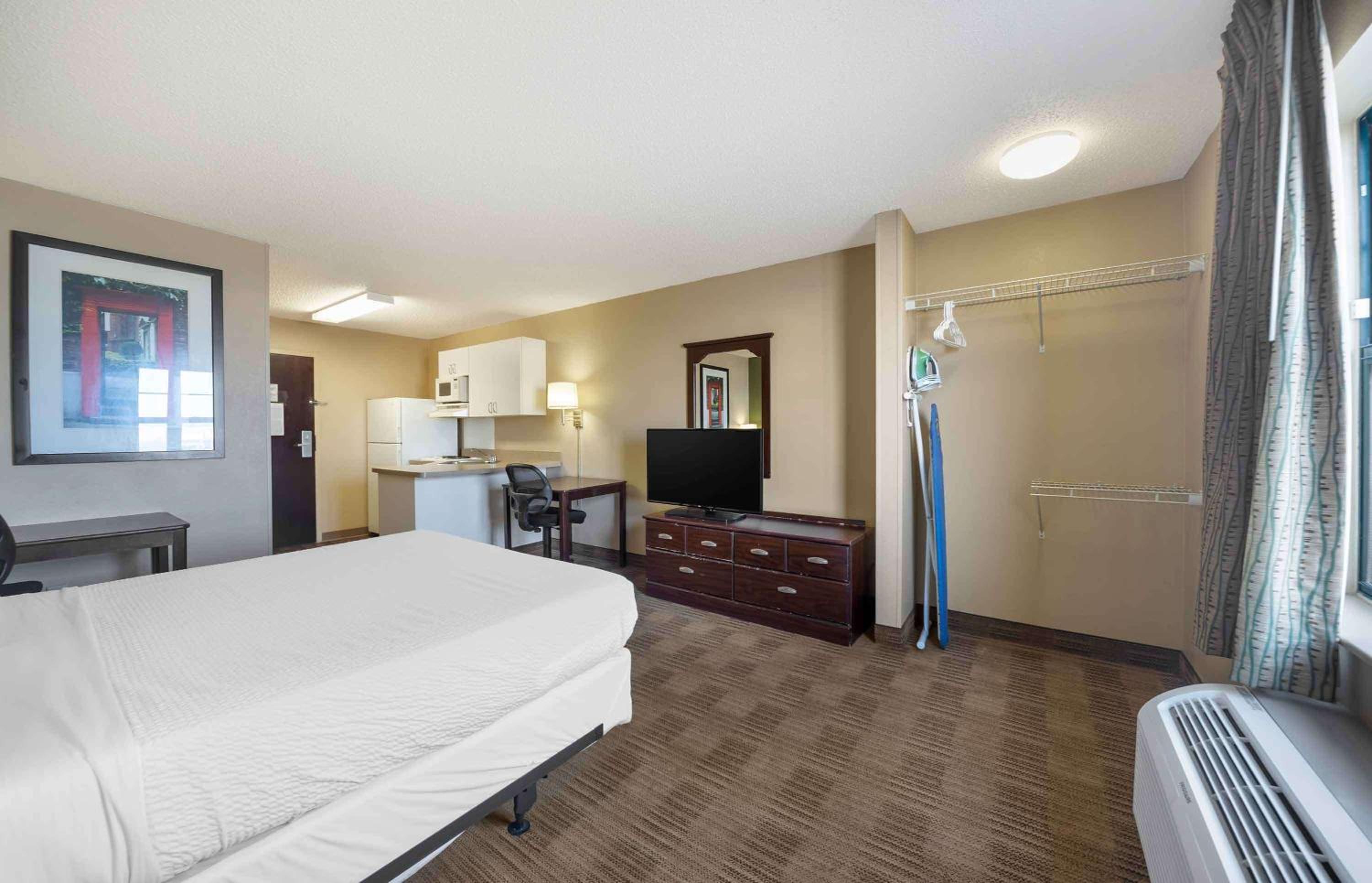 Queen Studio With 1 Queen Bed - Disability Access/Non-Smoking - Photo 9