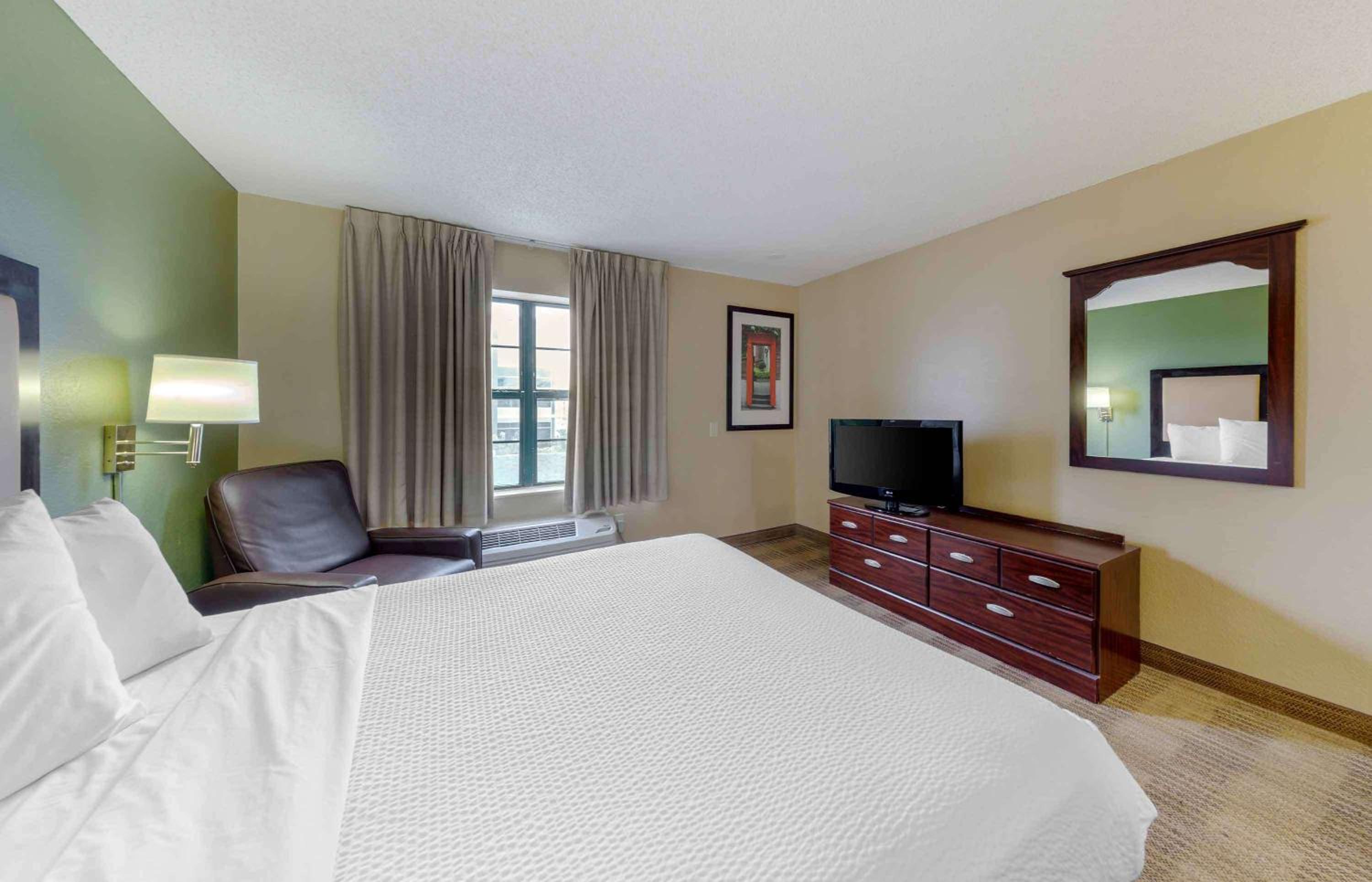 Queen studio with 1 Queen Bed - Disability Access/Non-Smoking - Photo 9