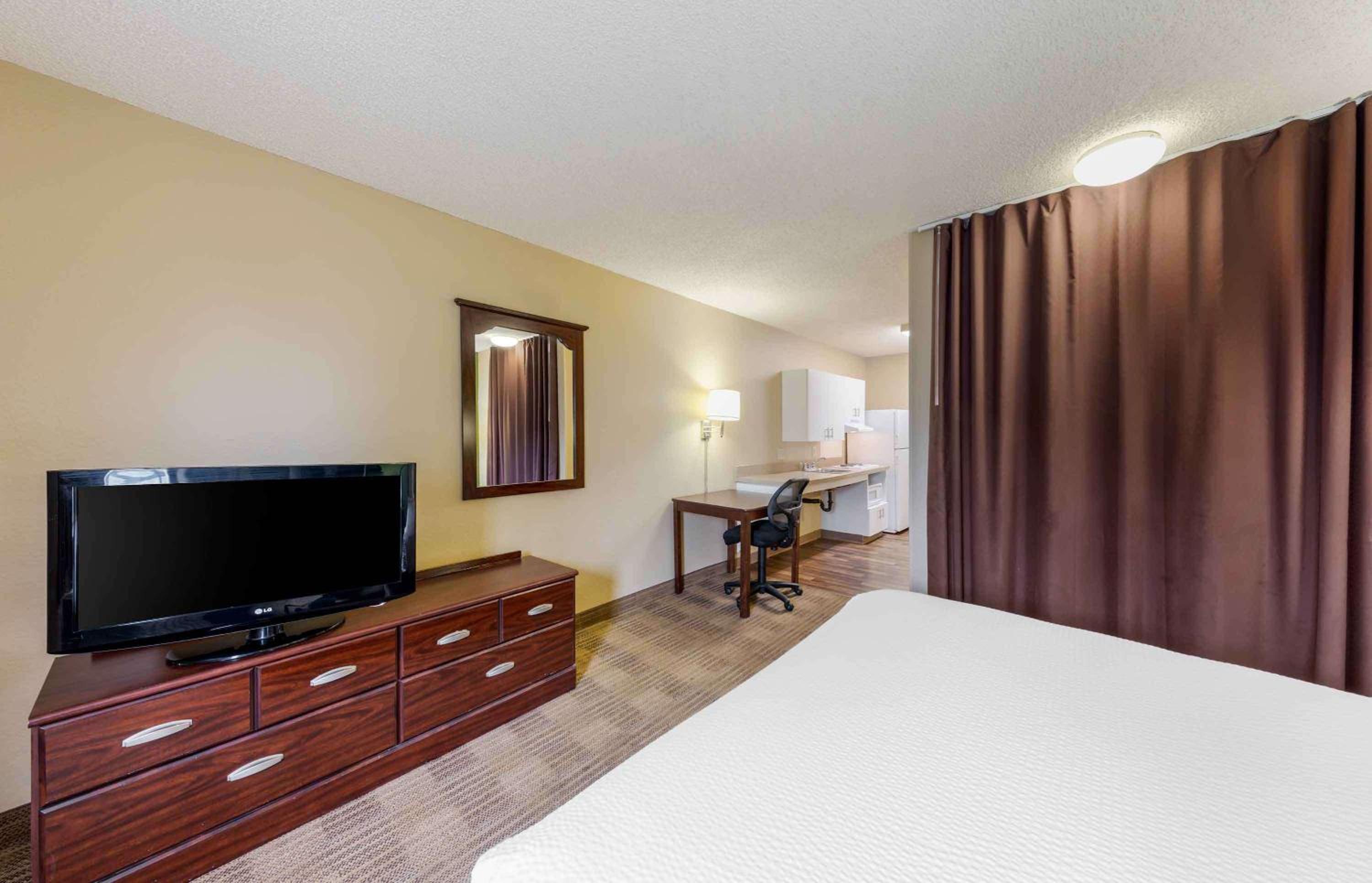 Queen studio with 1 Queen Bed - Disability Access/Non-Smoking - Photo 8