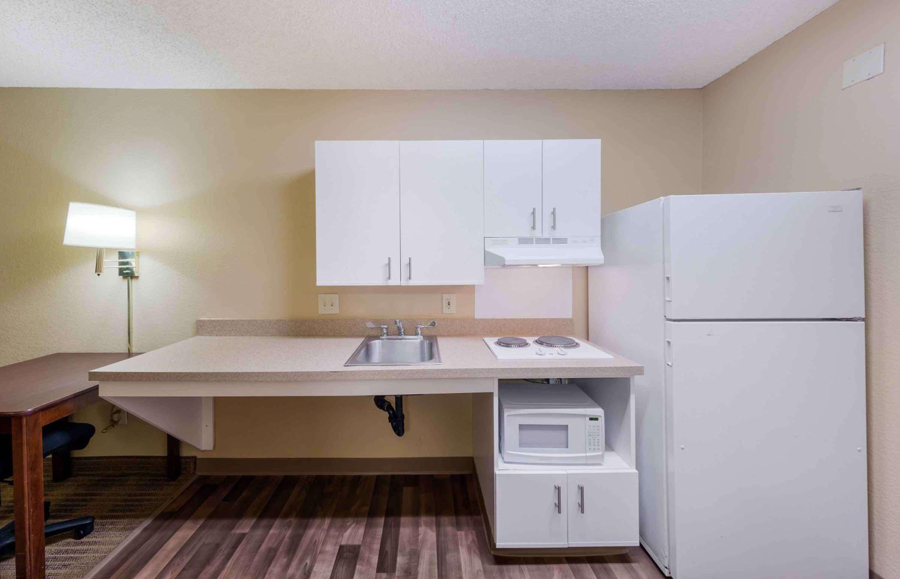 Queen studio with 1 Queen Bed - Disability Access/Non-Smoking - Photo 10