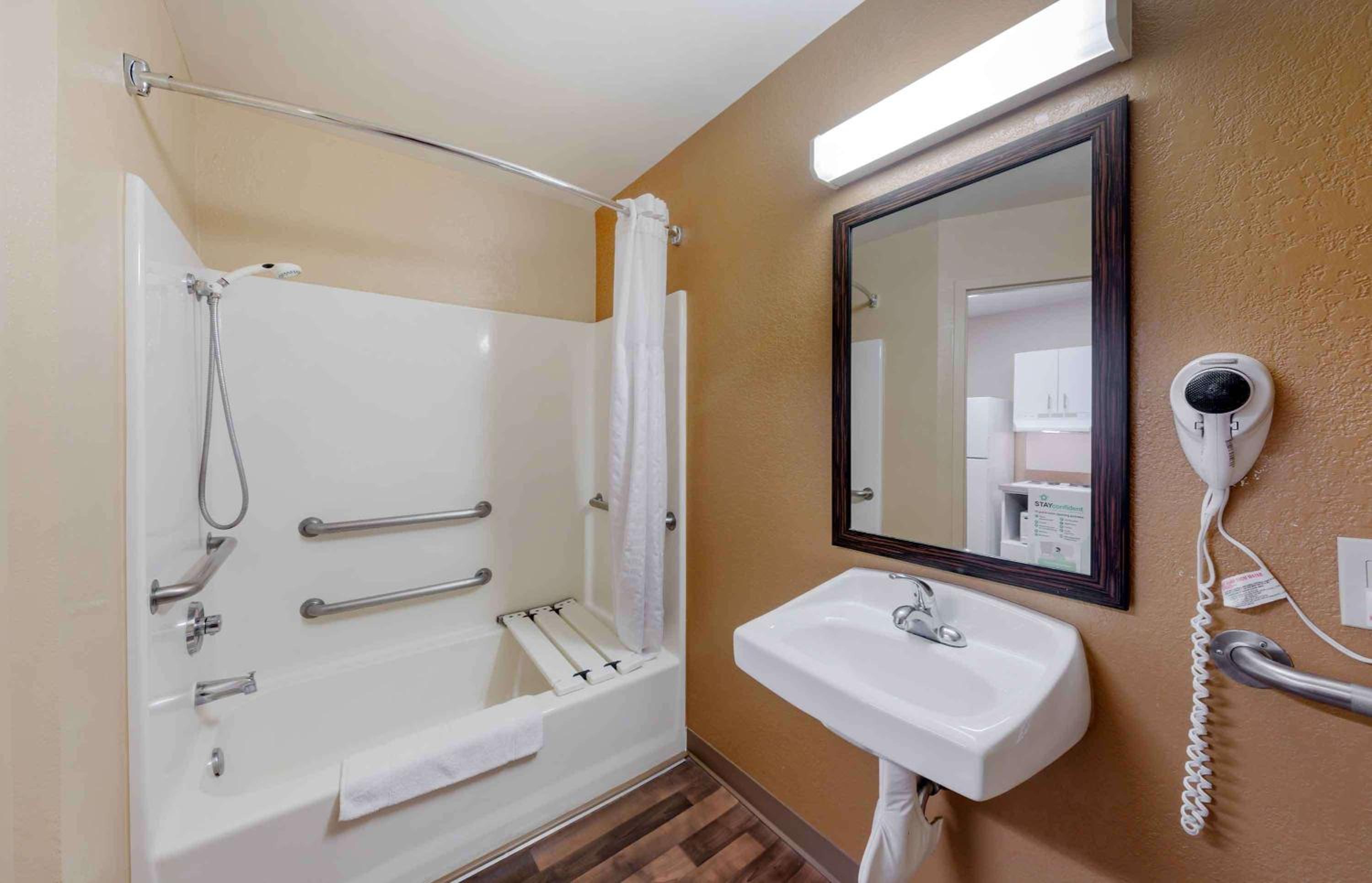 Queen studio with 1 Queen Bed - Disability Access/Non-Smoking - Photo 11