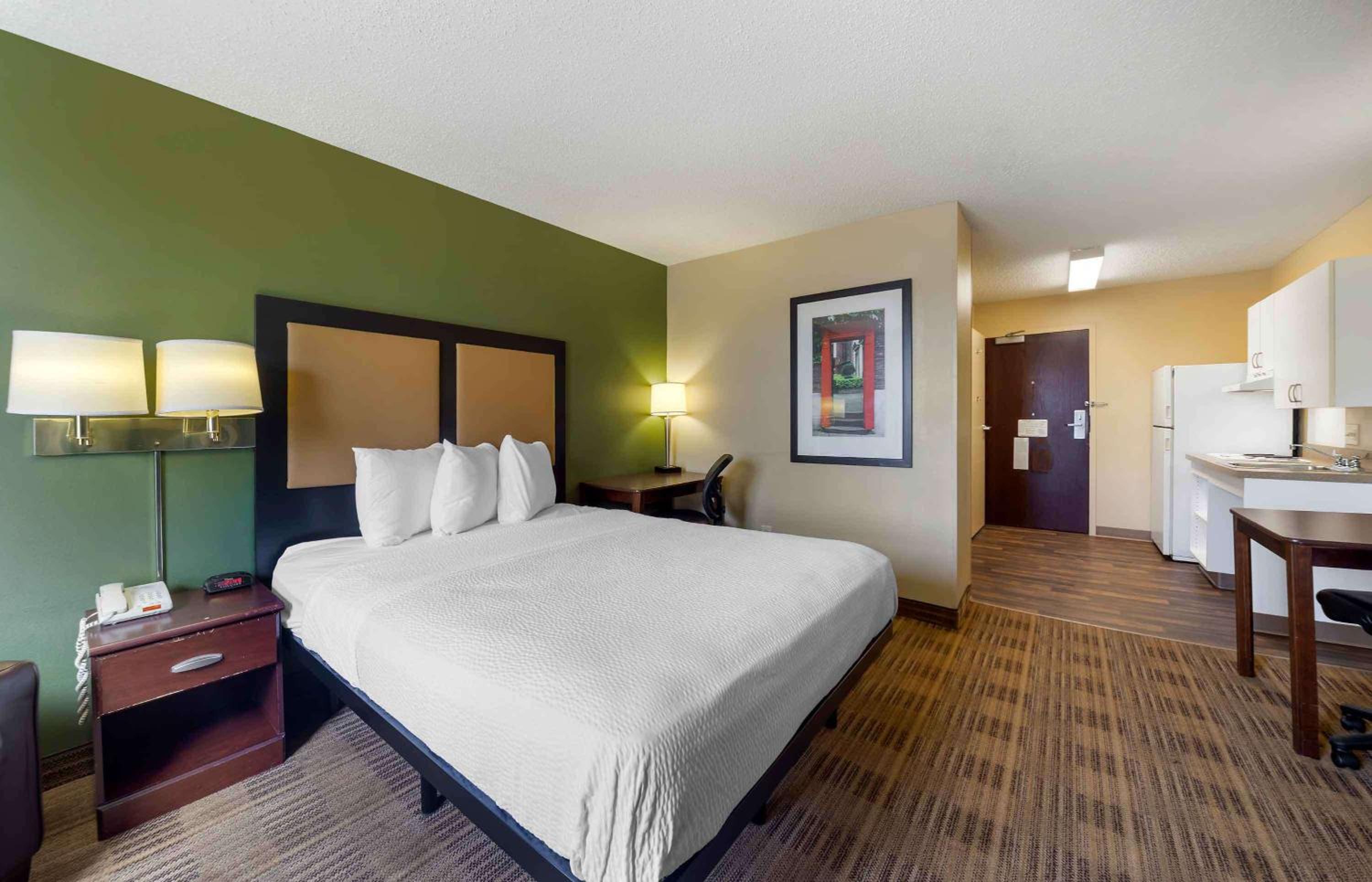 Queen studio with 1 Queen Bed - Disability Access/Non-Smoking - Photo 8