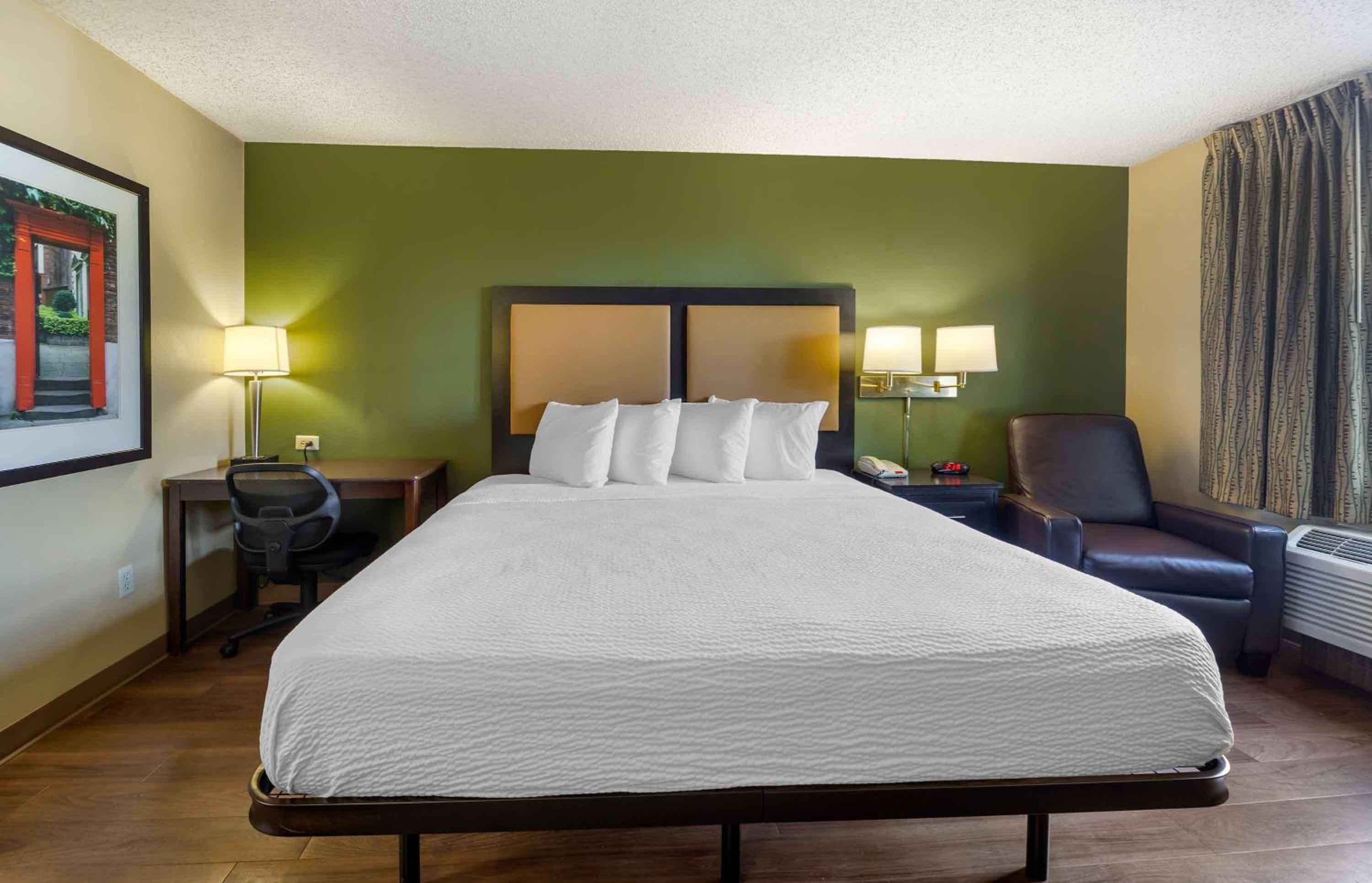 Studio with 1 King Bed - Non-Smoking - Photo 1