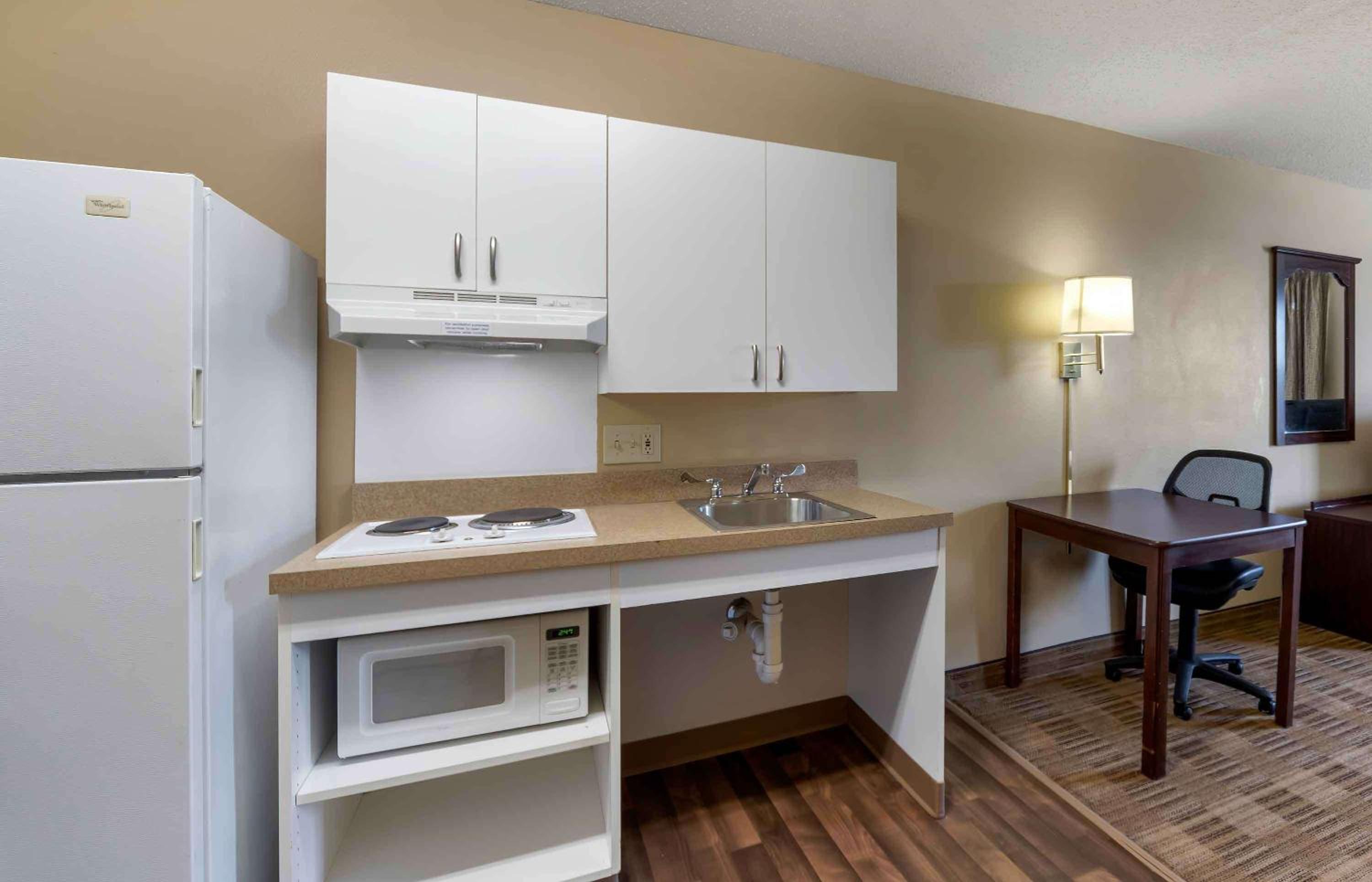 Queen studio with 1 Queen Bed - Disability Access/Non-Smoking - Photo 10