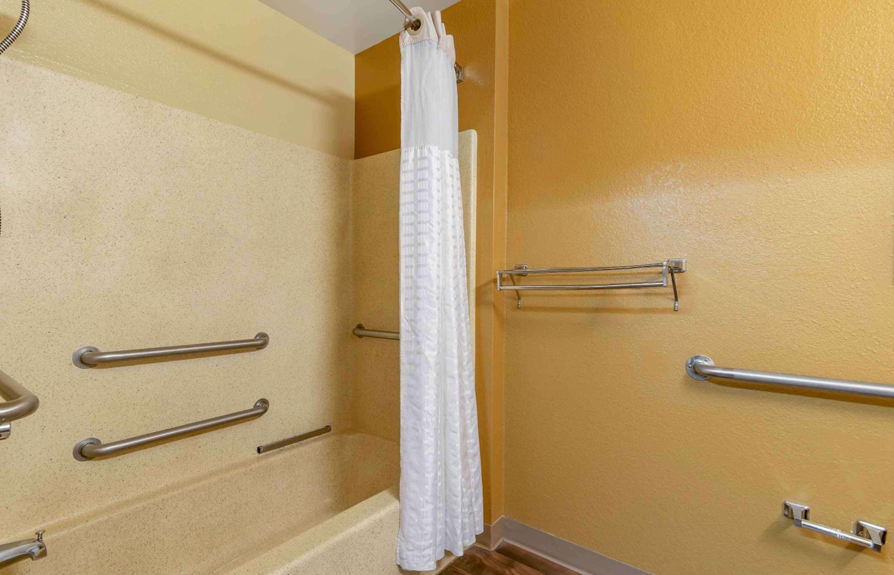 Efficiency Queen Room with Tub - Disability Access/Non Smoking