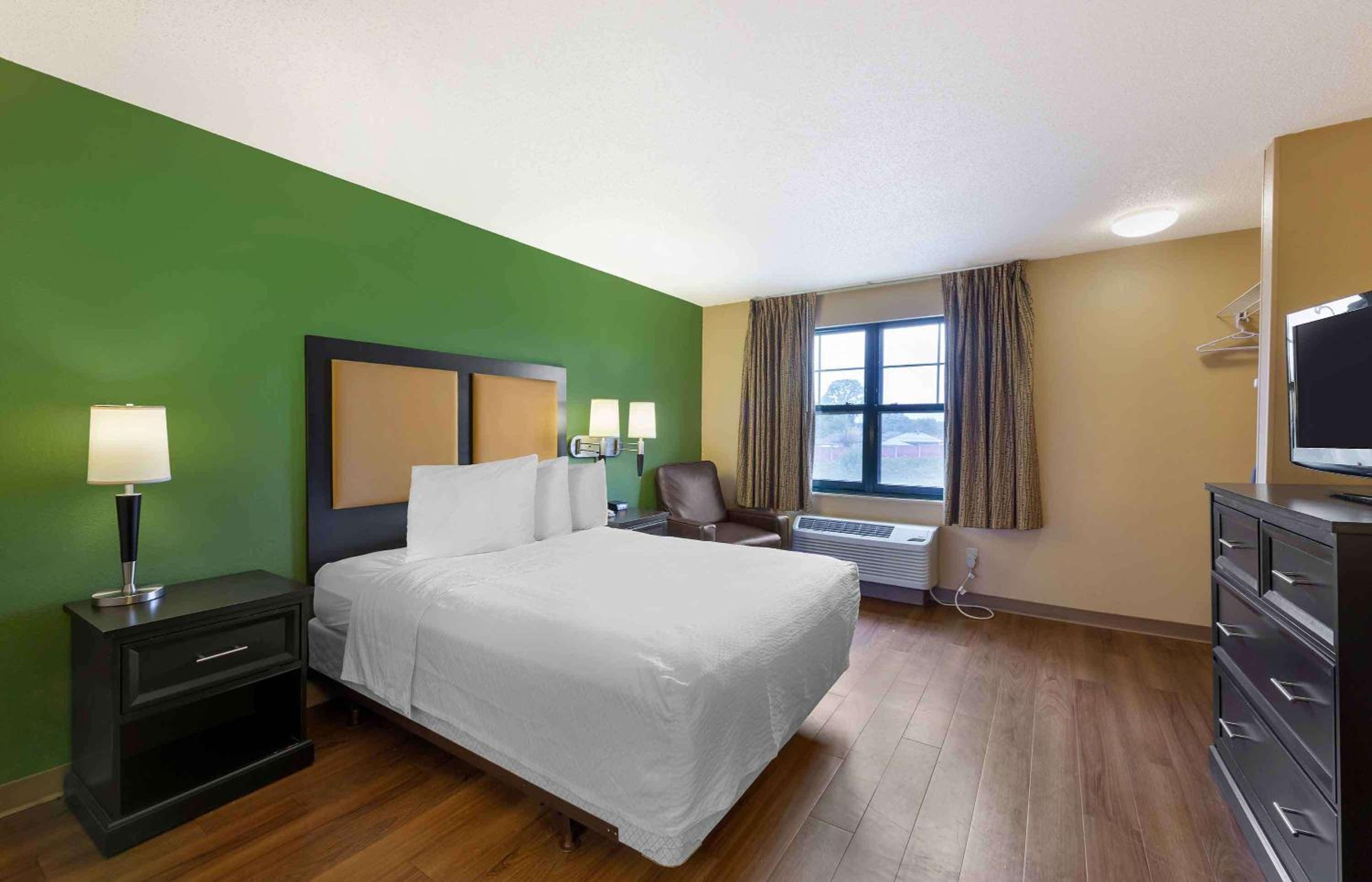 Queen studio with 1 Queen Bed - Disability Access/Non-Smoking - Photo 1