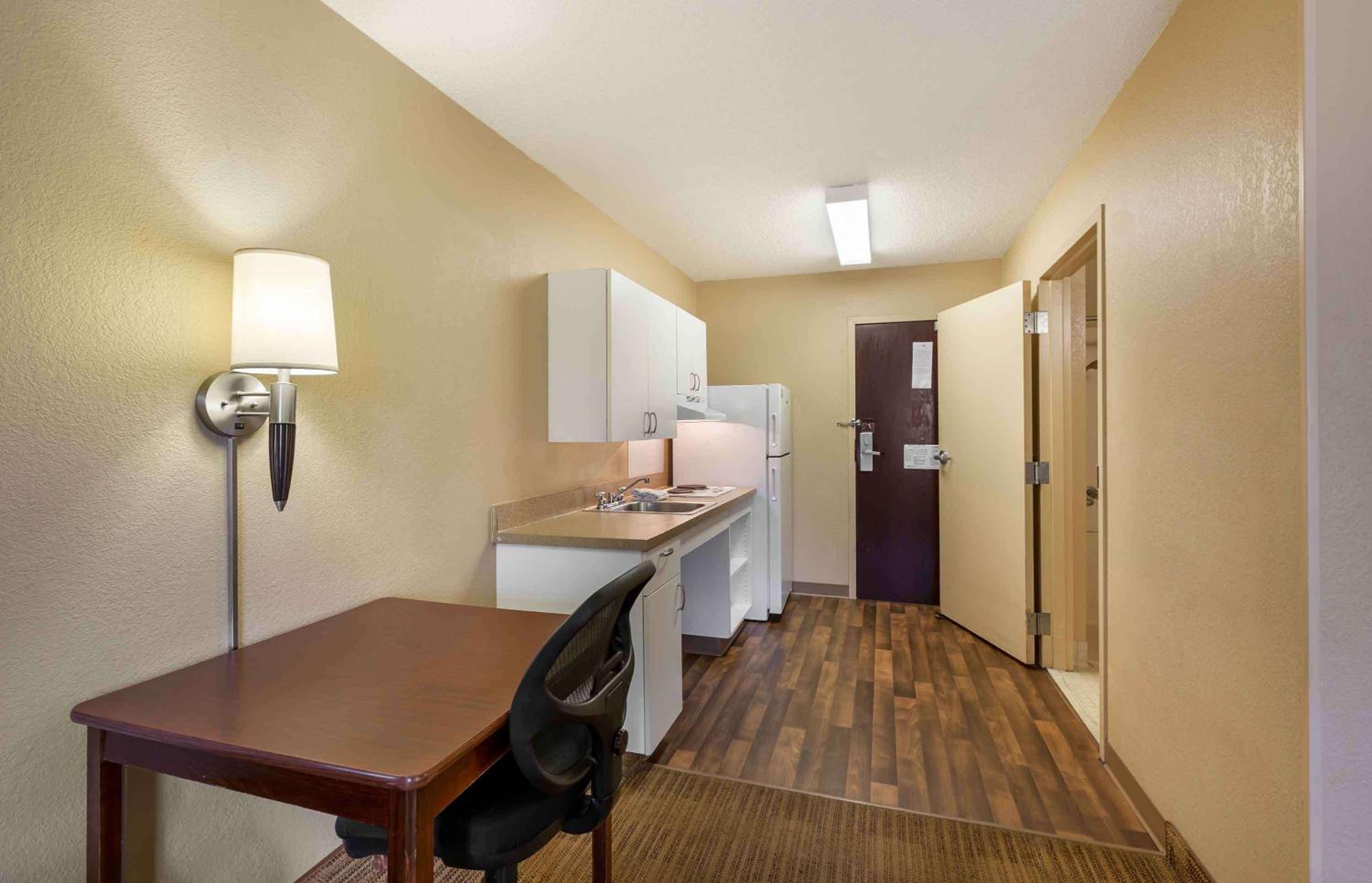 Queen studio with 1 Queen Bed - Disability Access/Non-Smoking - Photo 3