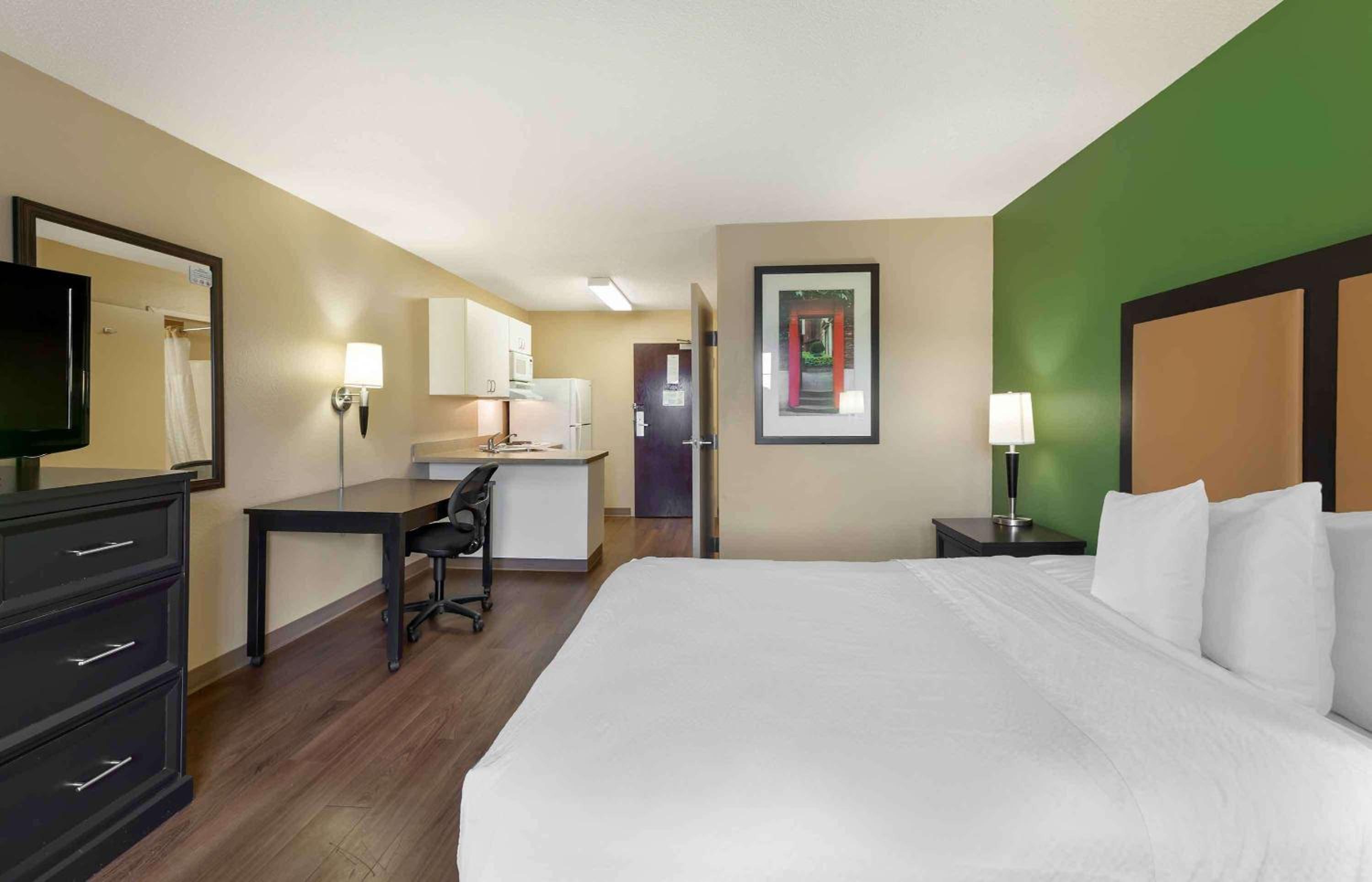 Queen studio with 1 Queen Bed - Disability Access/Non-Smoking - Photo 2