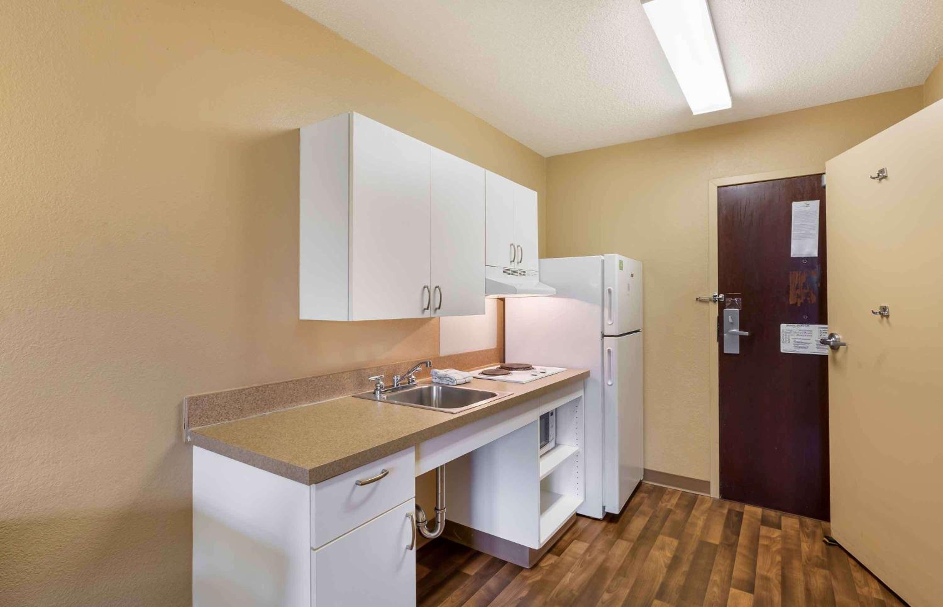 Queen studio with 1 Queen Bed - Disability Access/Non-Smoking - Photo 4